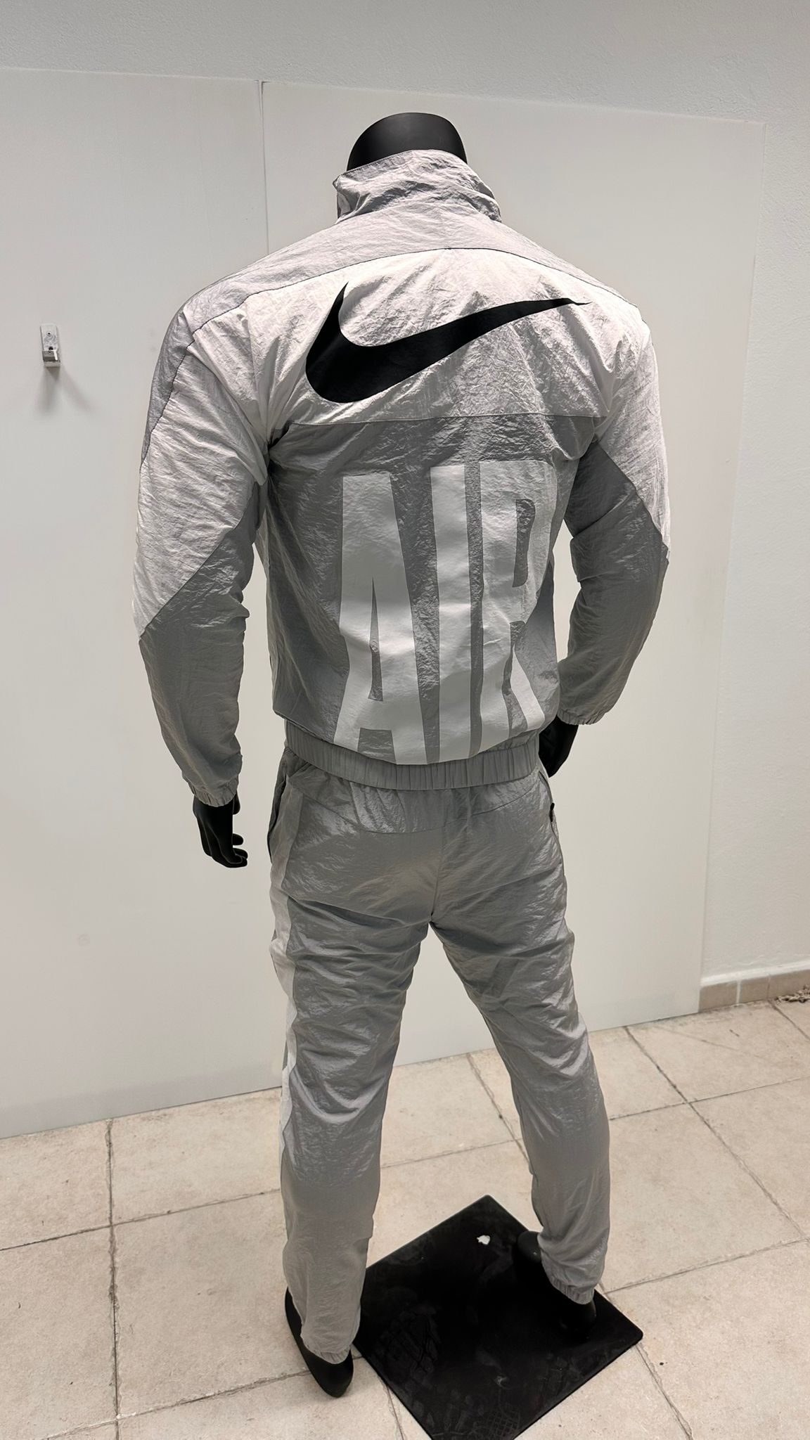 Chandal nike gris logo blanco y negro logo grande en espalda
