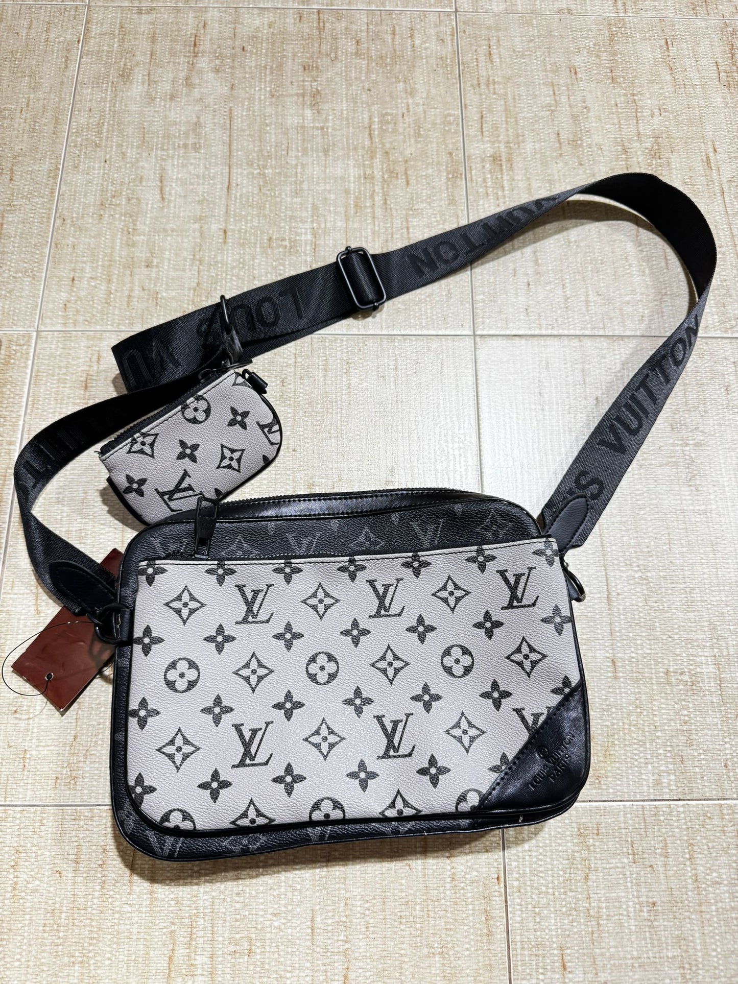Bolso LV gris logo negro