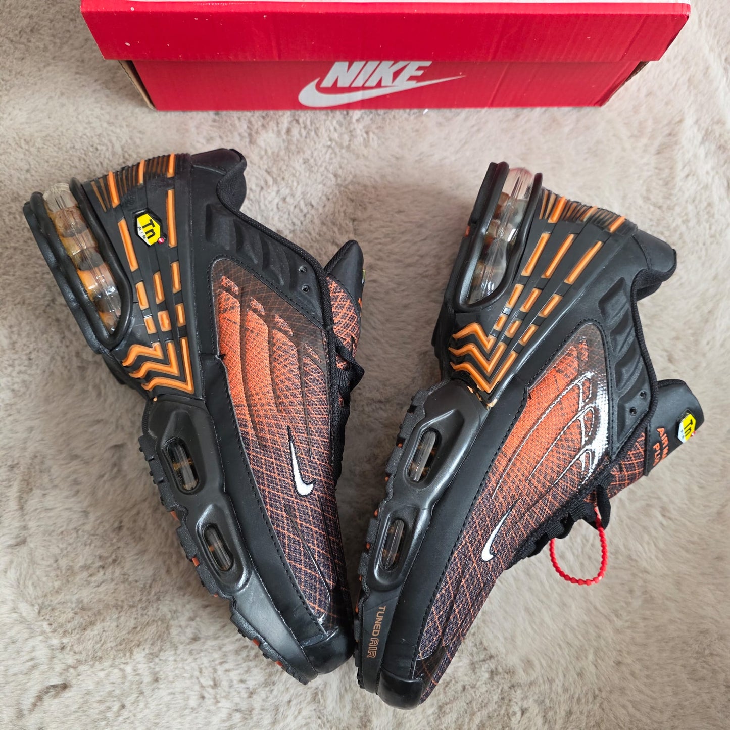 Nike tn tunned naranjas y negras logo blanco