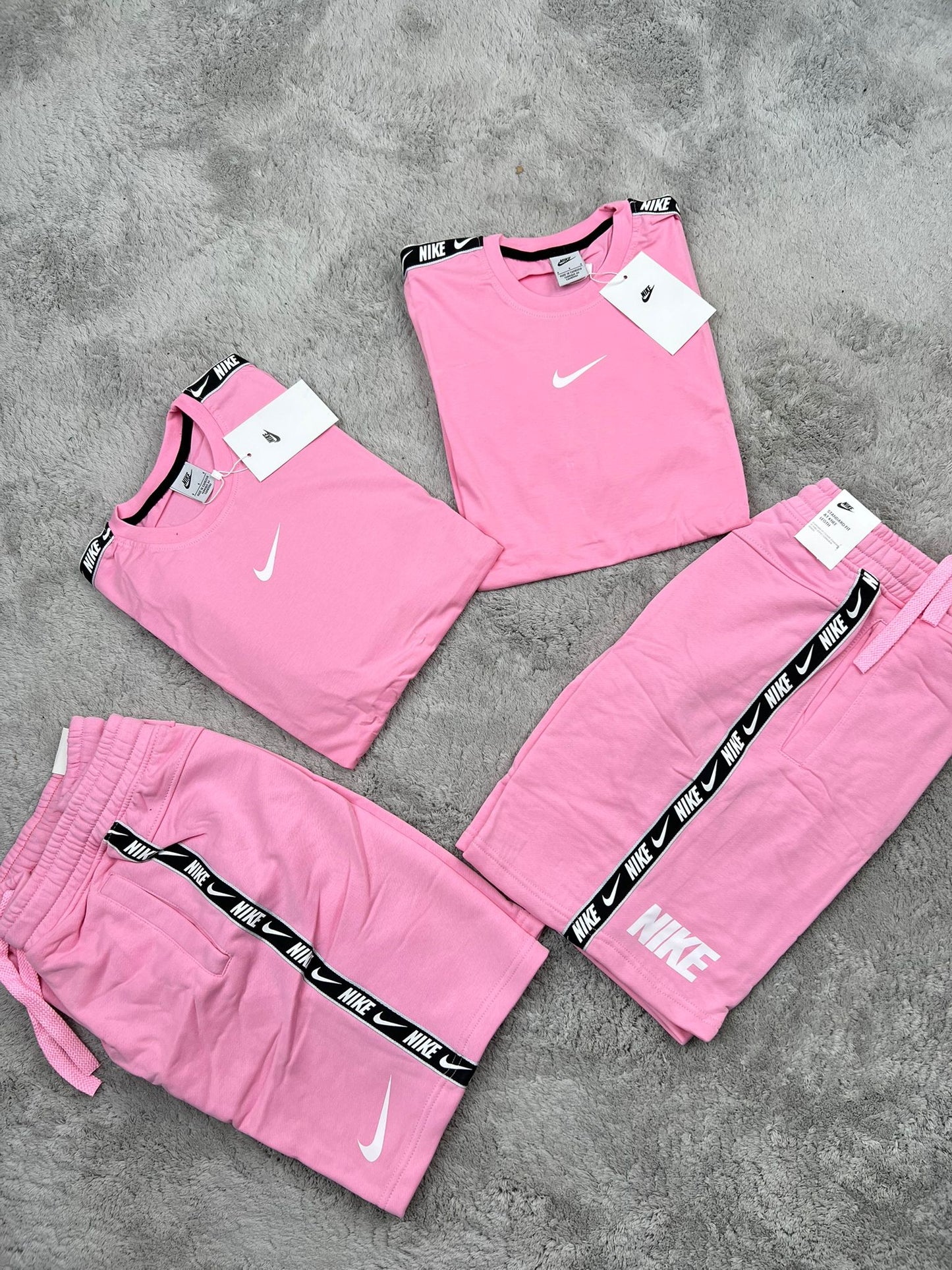 Conjunto corto nike rosa logo blanco detalles negros
