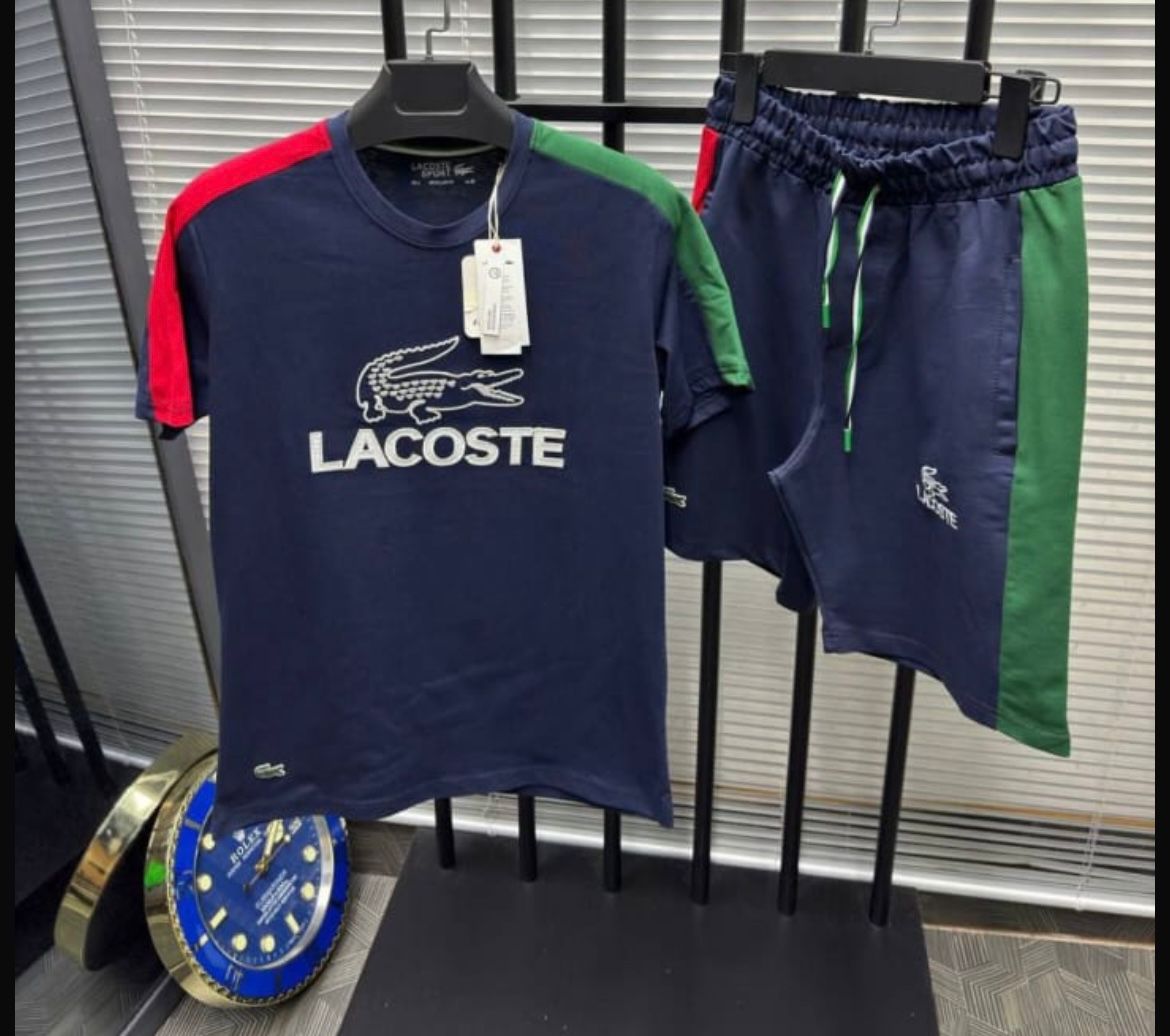 CONJUNTO LACOSTE azul marino logo blanco detalles verdes y rojos