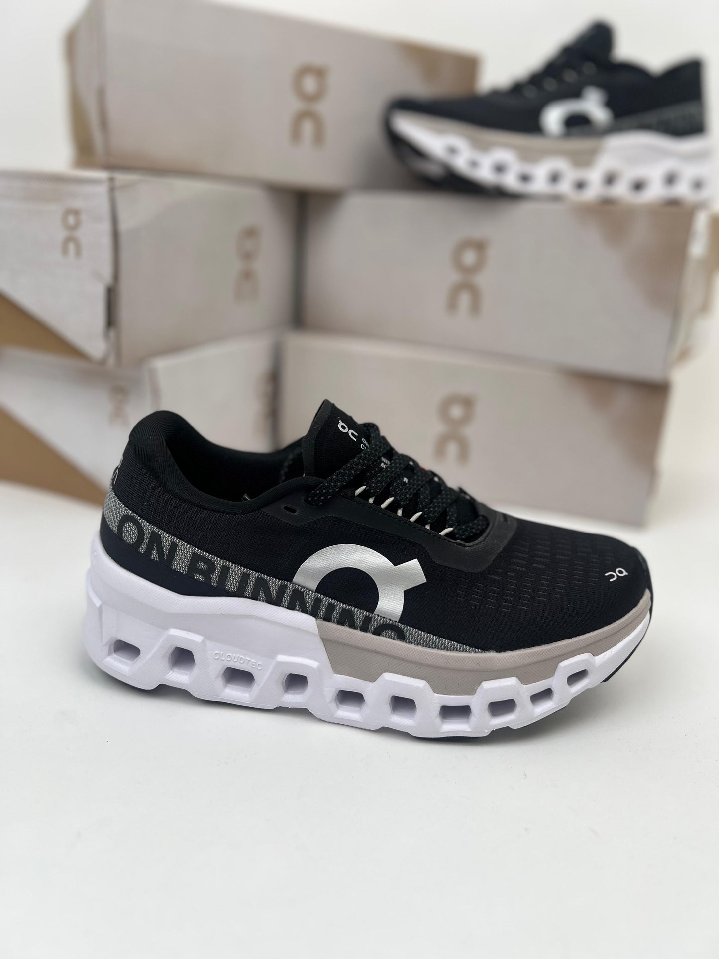 Zapatillas On Running Cloudmonster 2 negras logo blanco