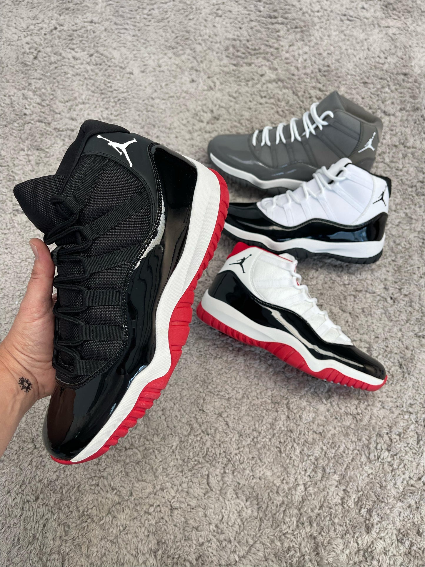 JORDAN 11 NEGRAS LOGO BLANCO DETALLES ROJOS