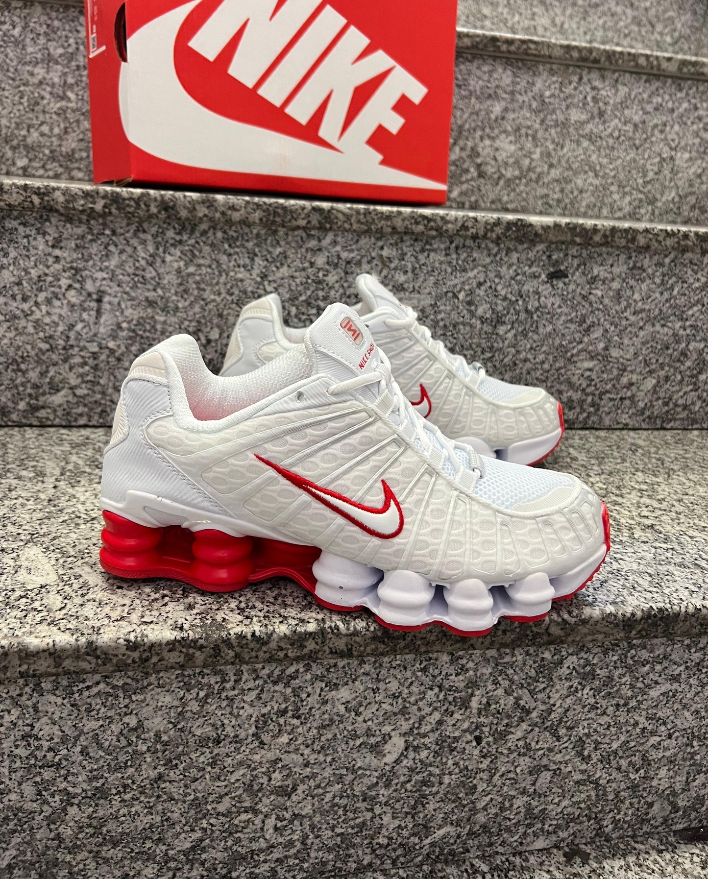 Shox blancas y rojas logo blanco contorno rojo