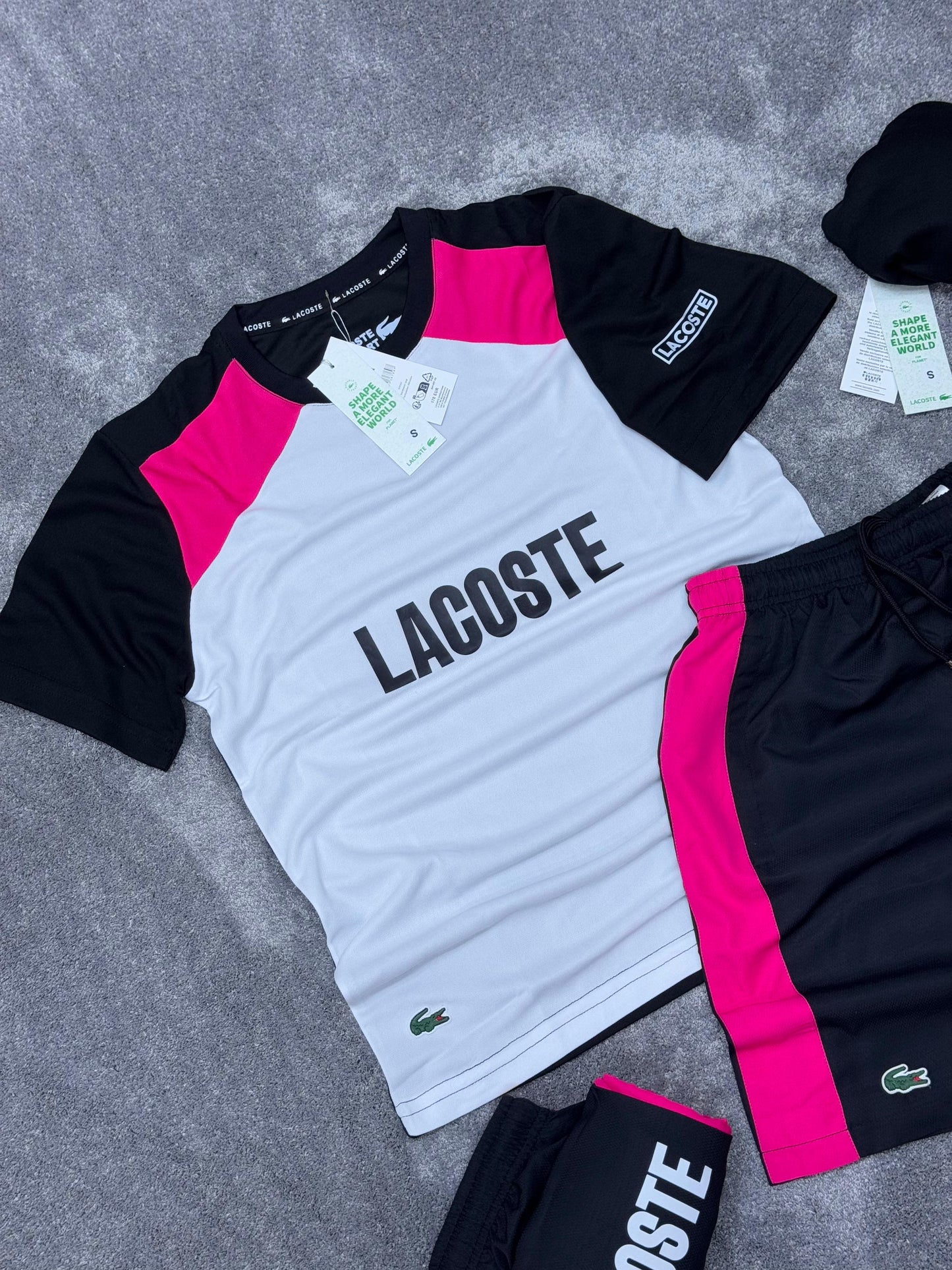 Conjunto corto lacoste blanca logo negro detalles rosas