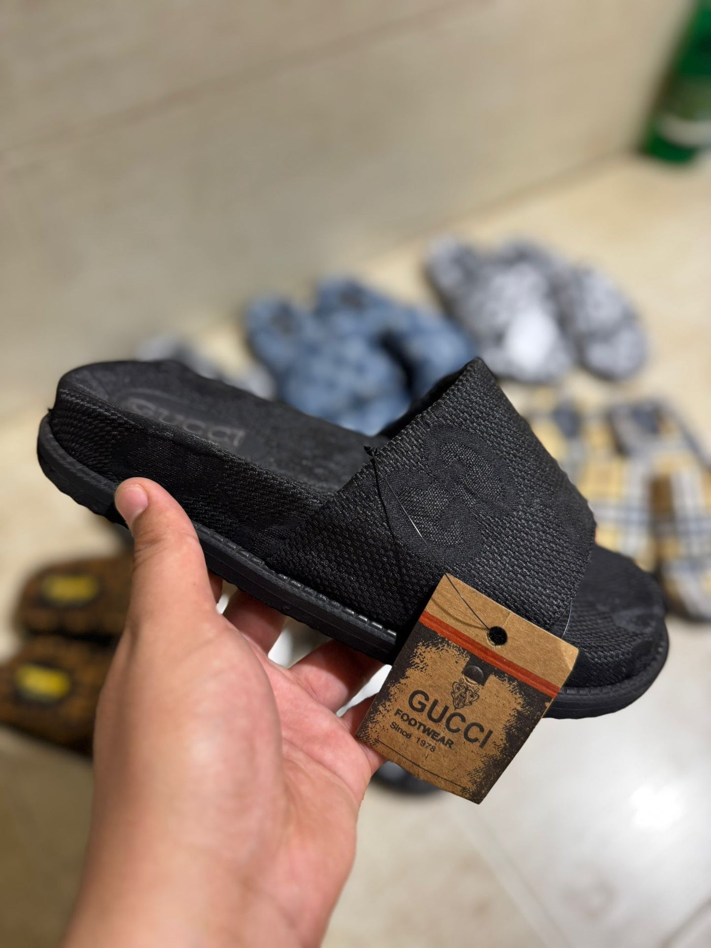 Chanclas Gucci negro logo dorado