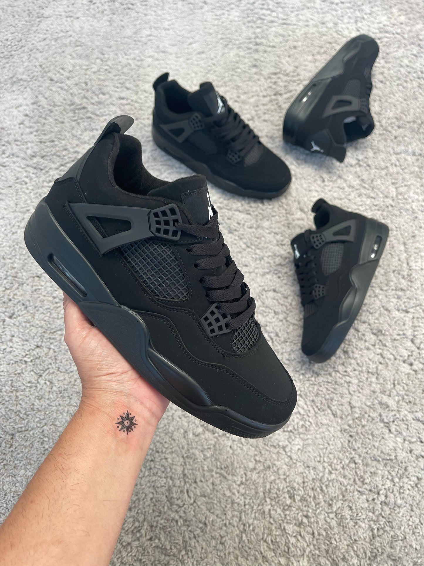 JORDAN 4 NEGRAS
