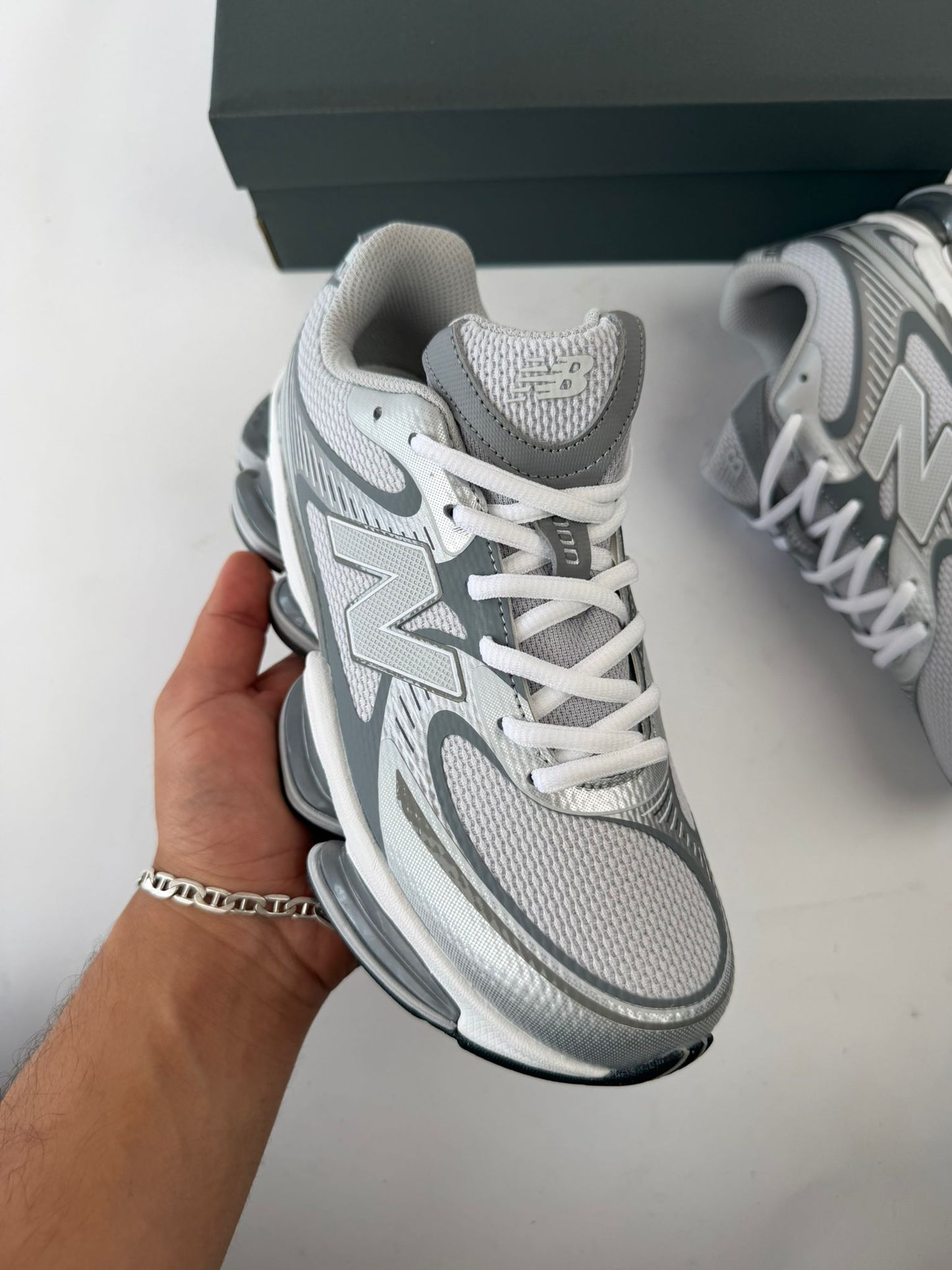 New Balance 2000 grises detalles blancos