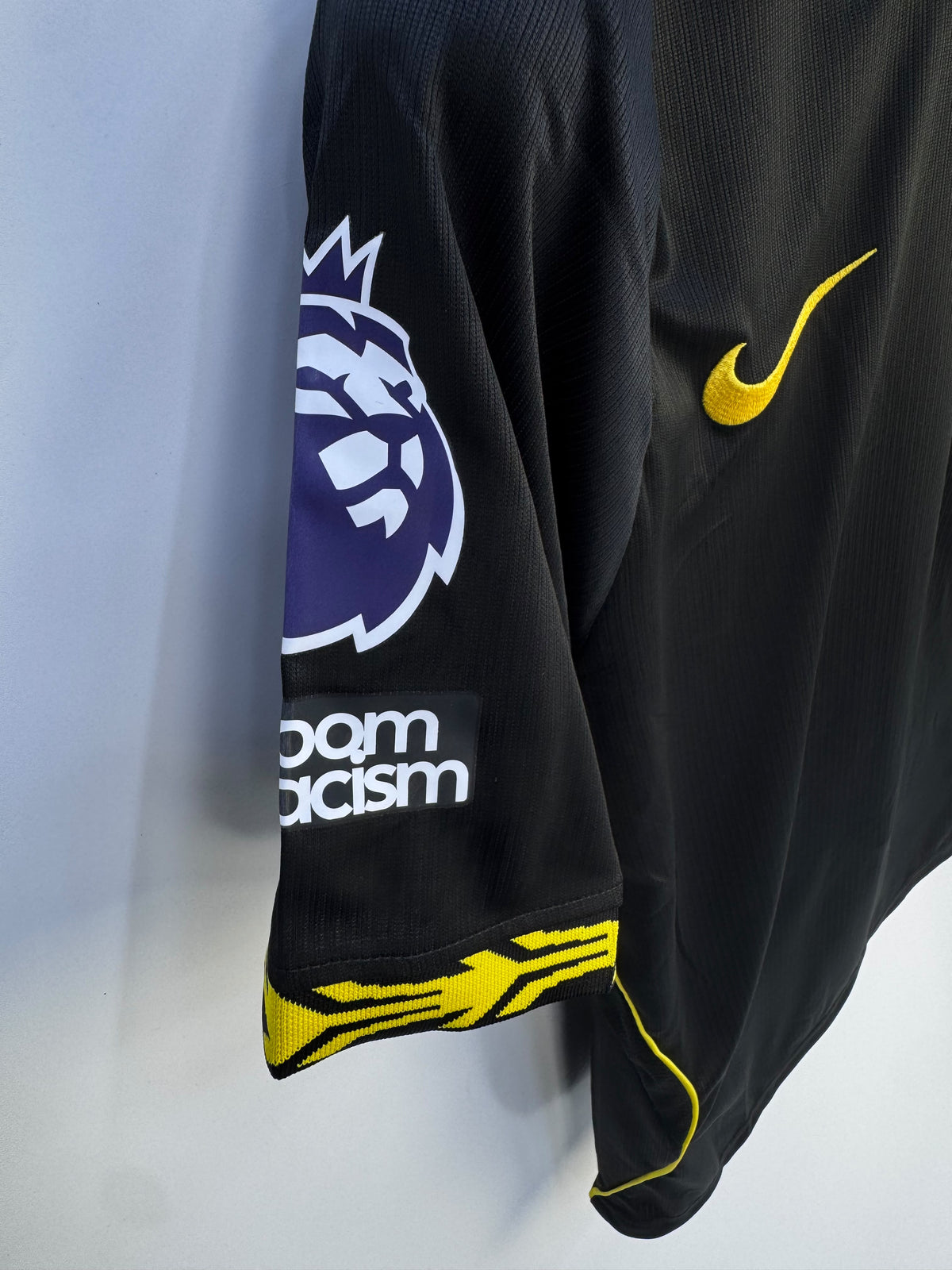 Equipacion Chelsea negra y amarilla