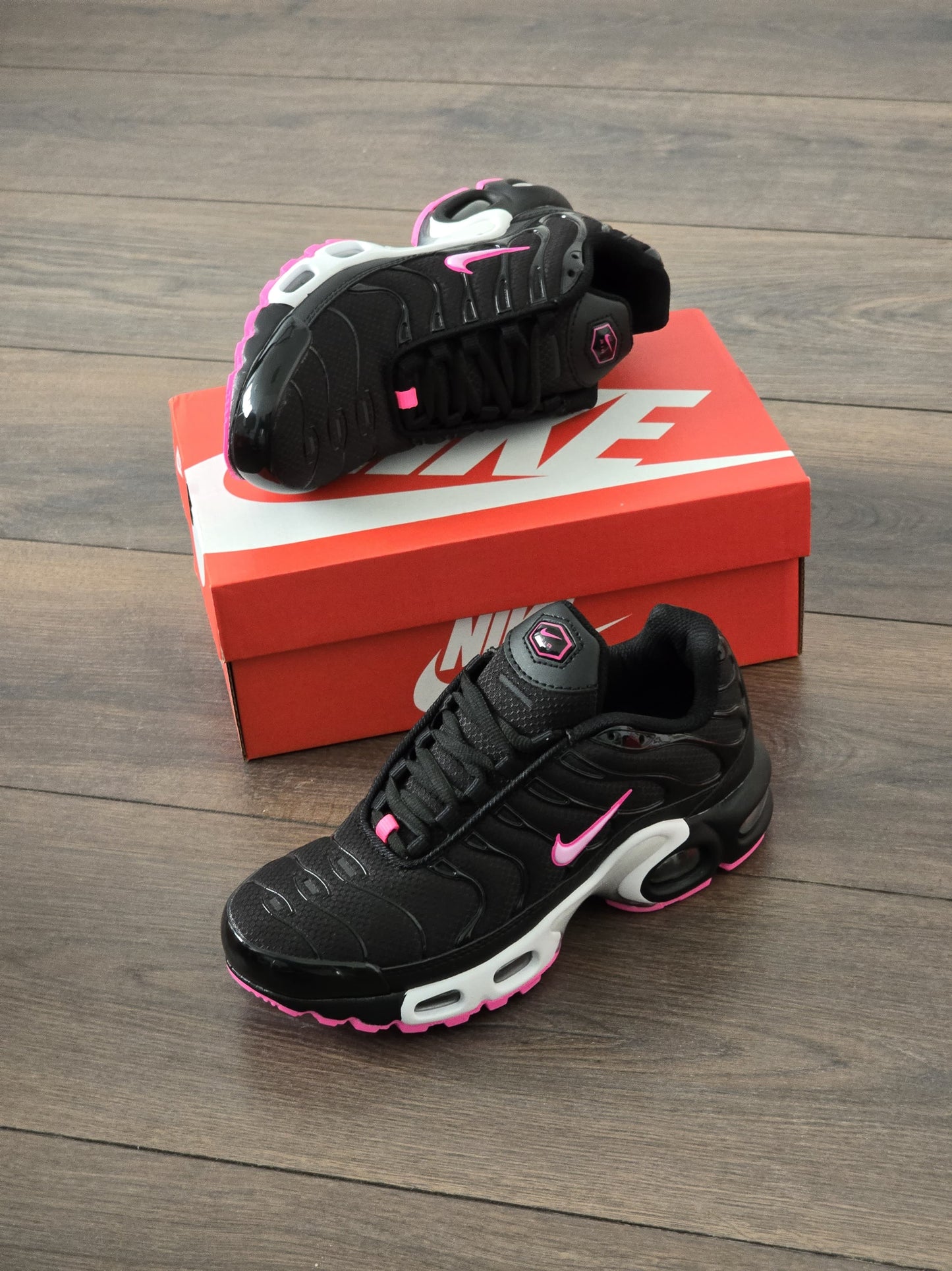 Tn negra logo rosa