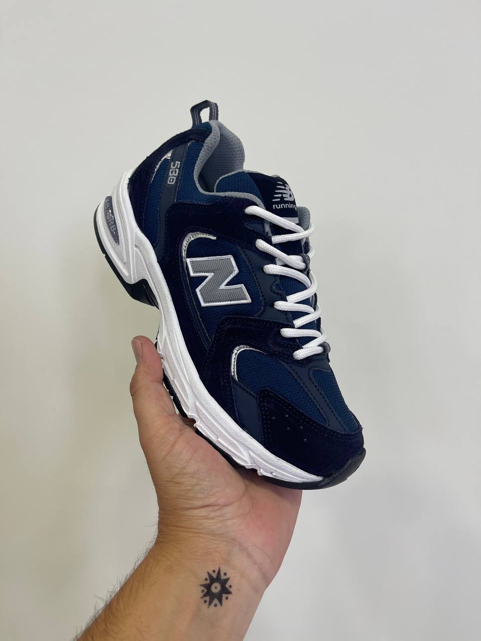NEW BALANCE 530 AZUL LOGO GRIS DETALLES BLANCOS