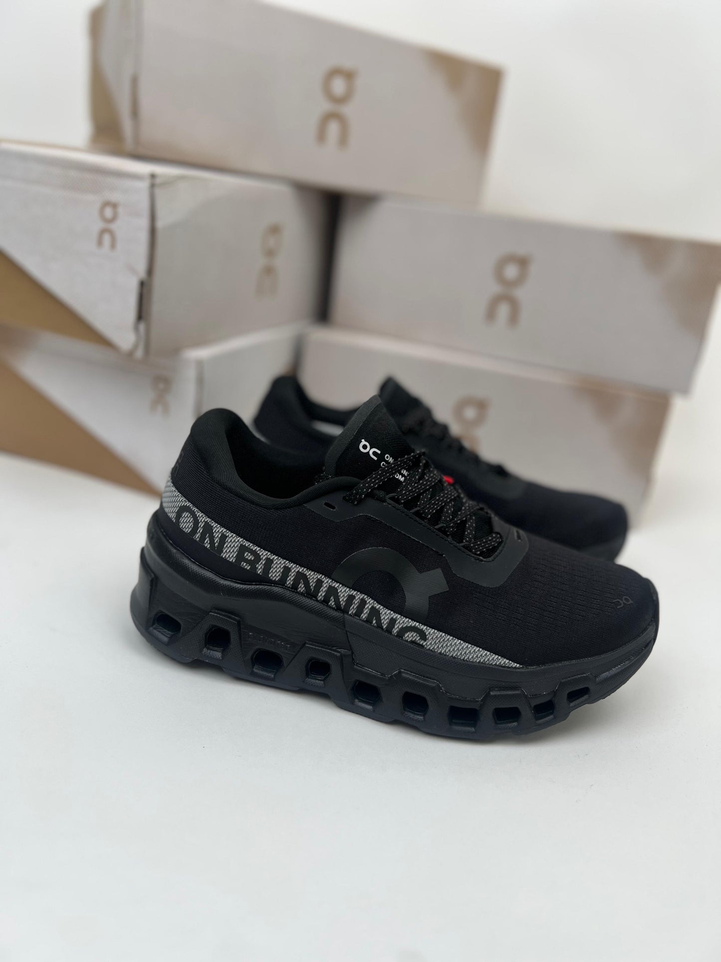 Zapatillas On Running Cloudmonster 2 negras detalles grises