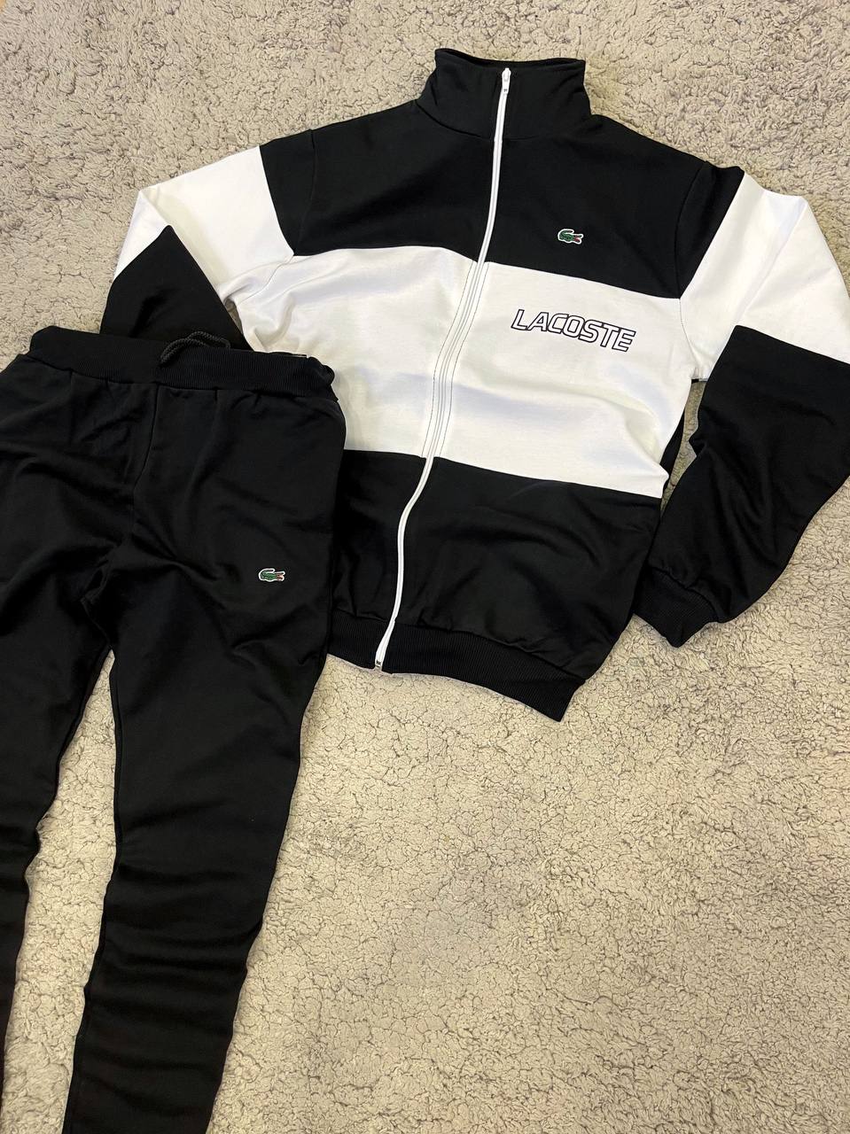CHANDAL LACOSTE NEGRO Y BLANCO LOGO VERDE CREMALLERA BLANCA