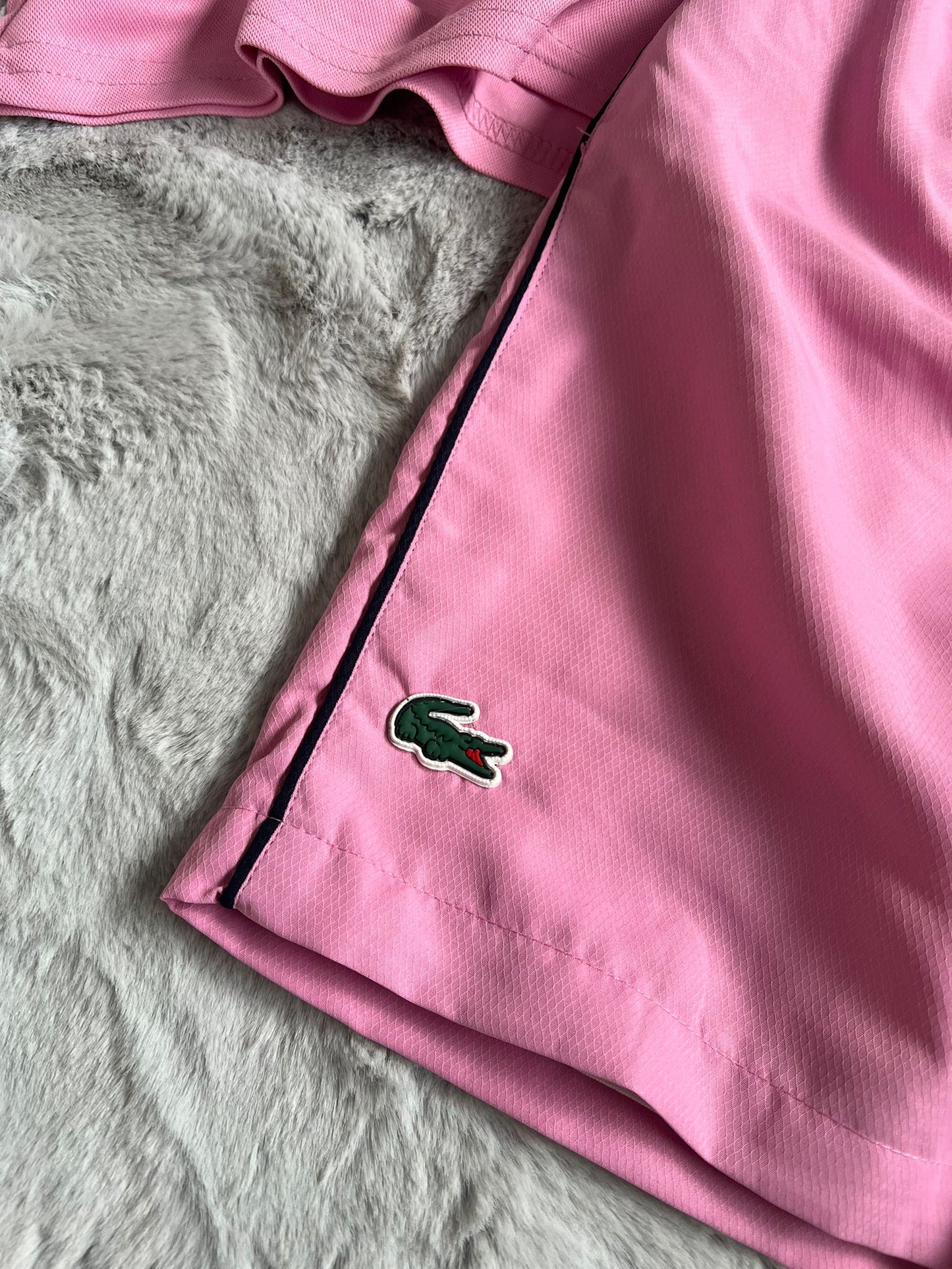 Conjunto corto lacoste rosa cocodrilo en espalda