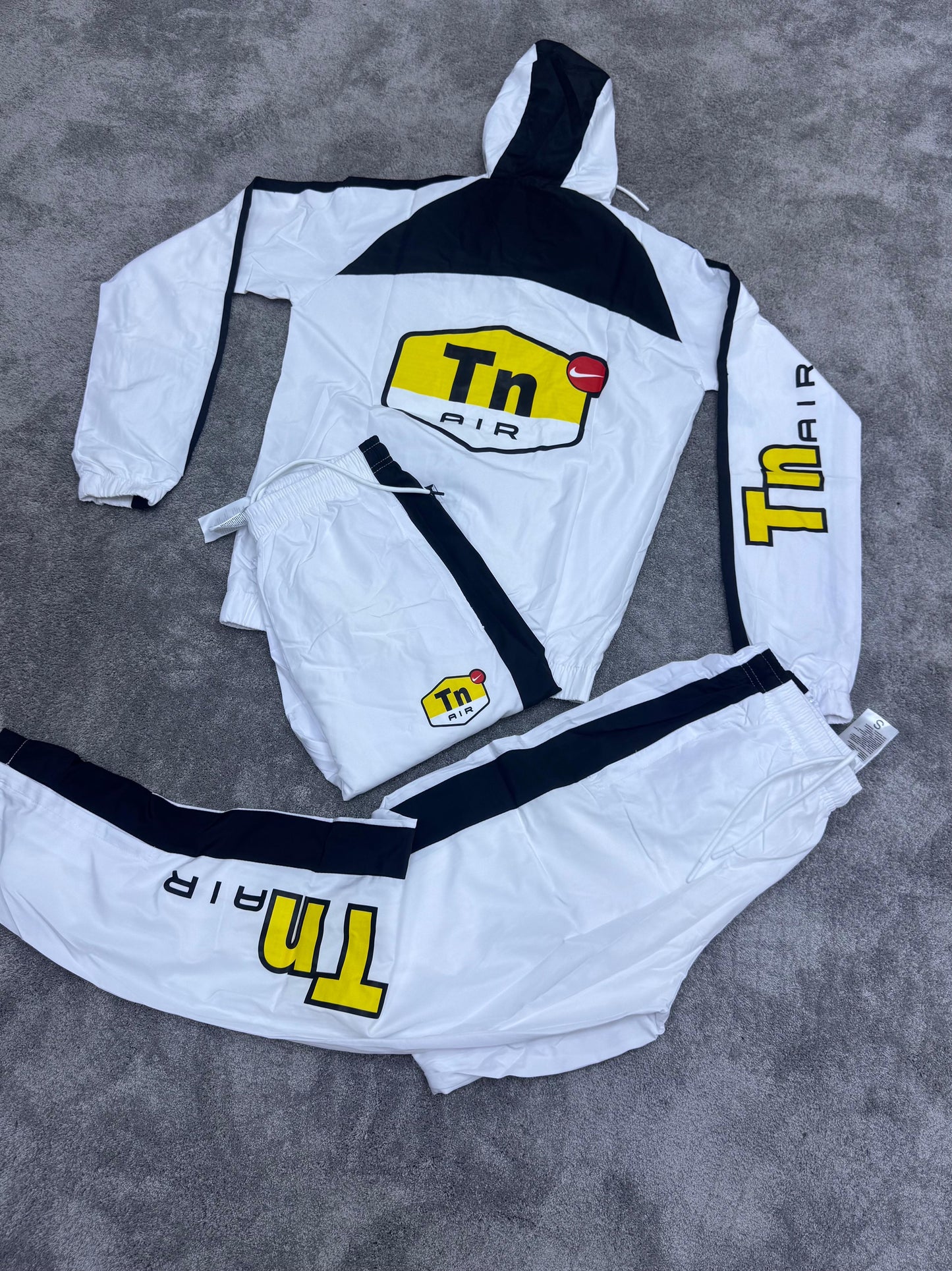 Chandal Nike tn blanco y negro logo amarillo