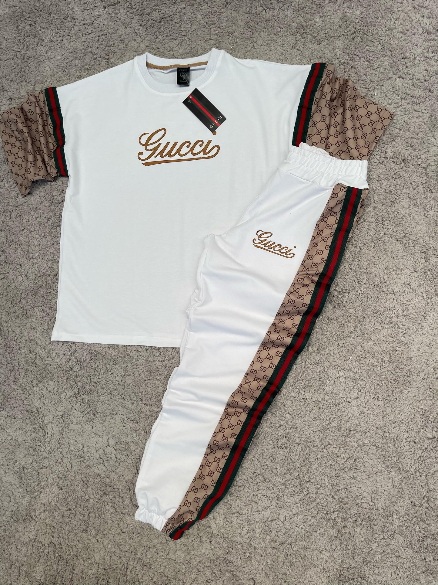 CONJUNTO GUCCI blanco logo dorado detalles rojos