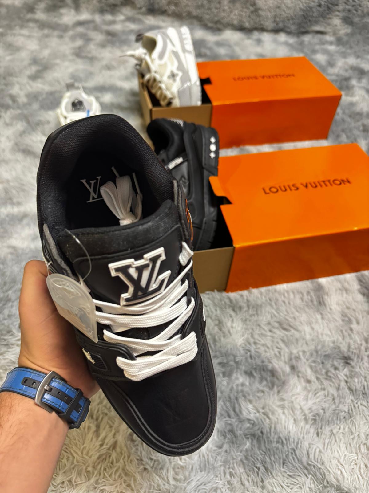 LV trainer negras logo blanco y negro