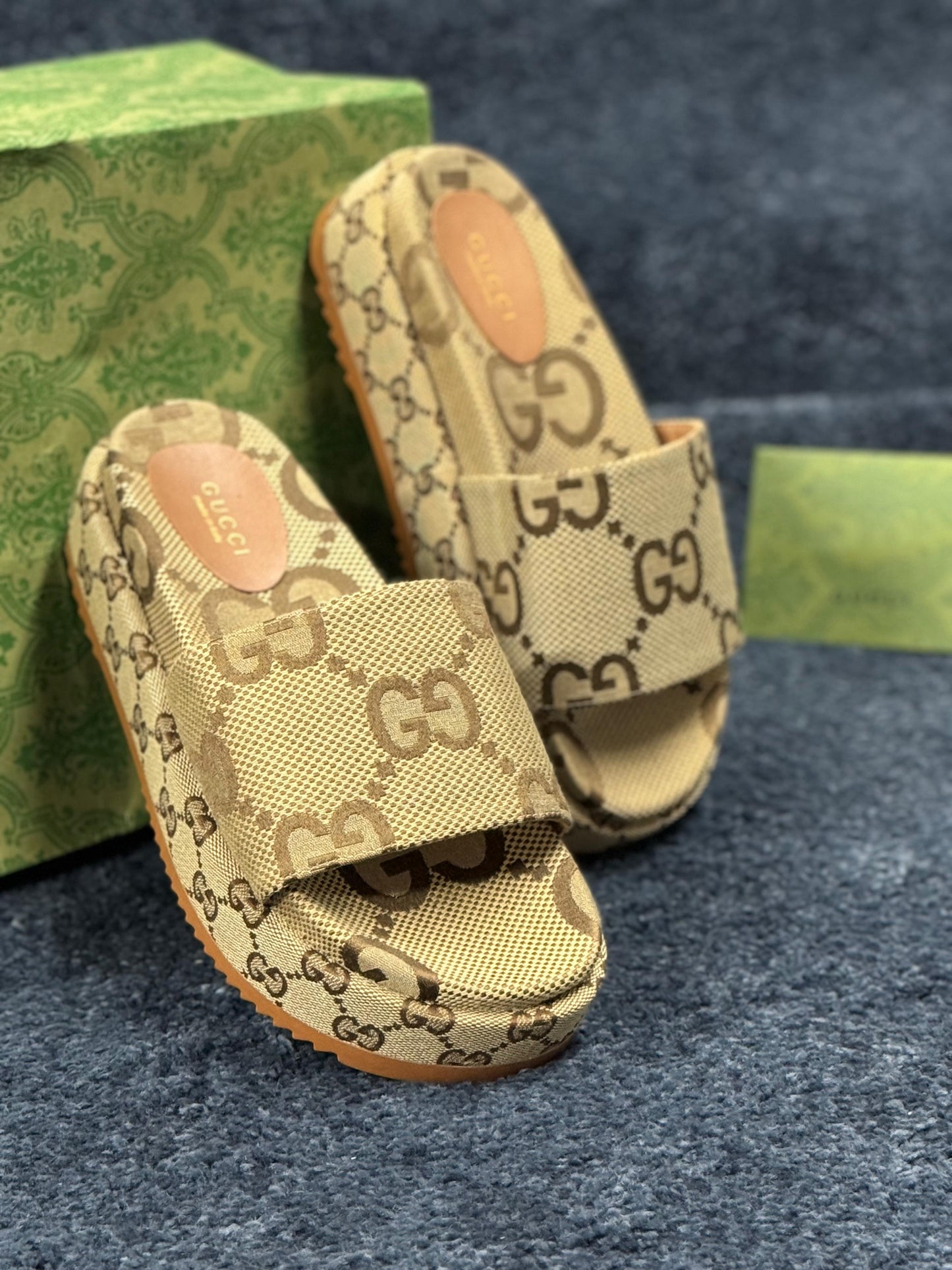 Chanclas gucci beige logos marrones