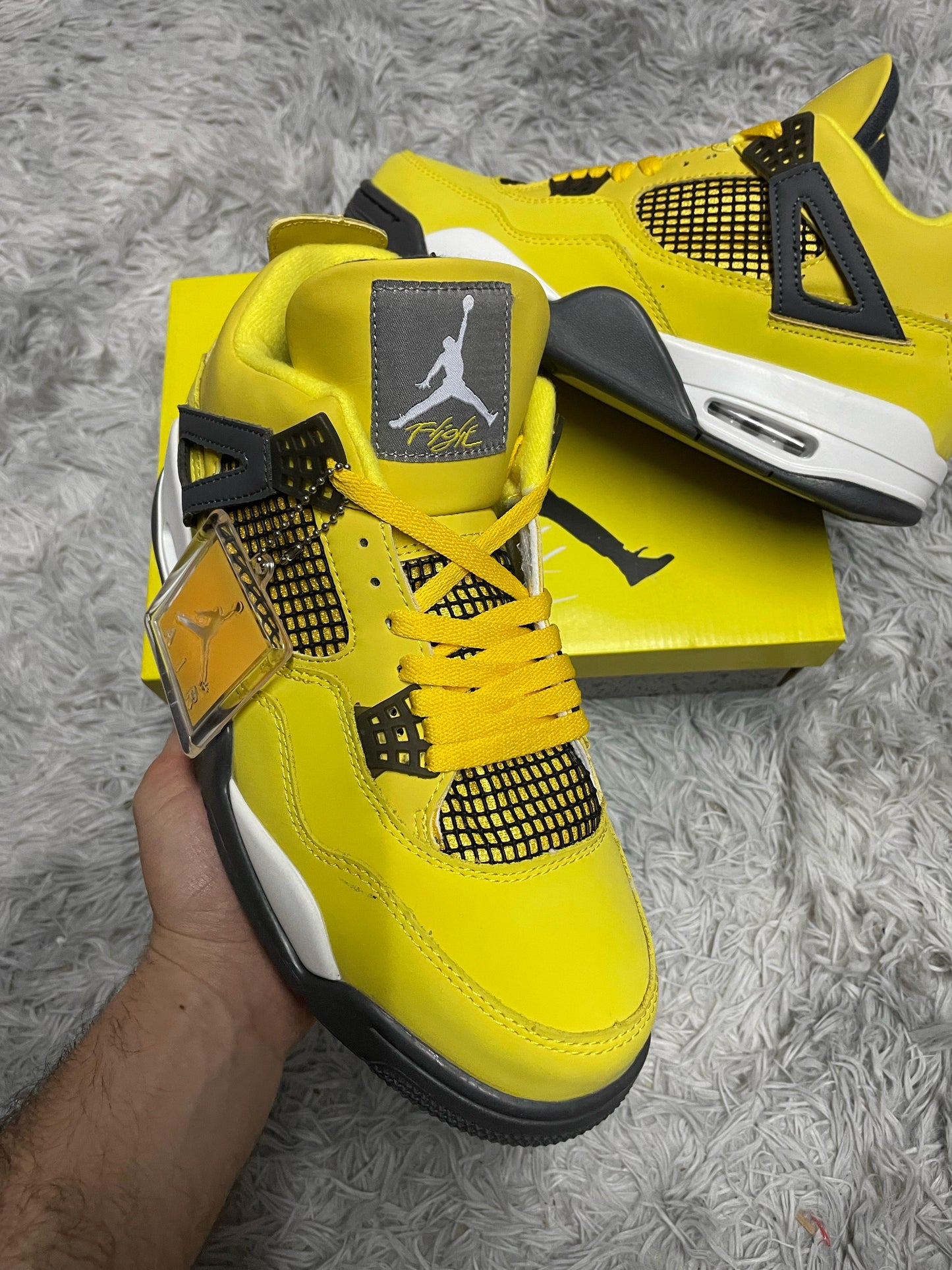 JORDAN 4 AMARILLAS DETALLES NEGROS LOGO BLANCO