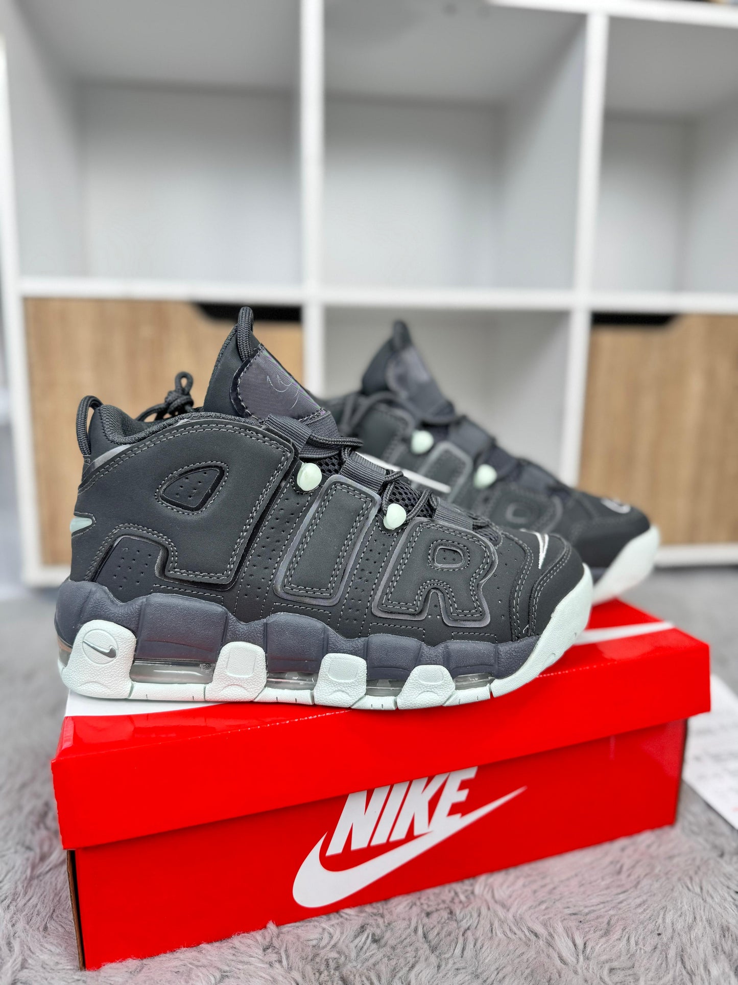 NIKE UPTEMPO NEGRO LOGO NEGRO DETALLES GRISES