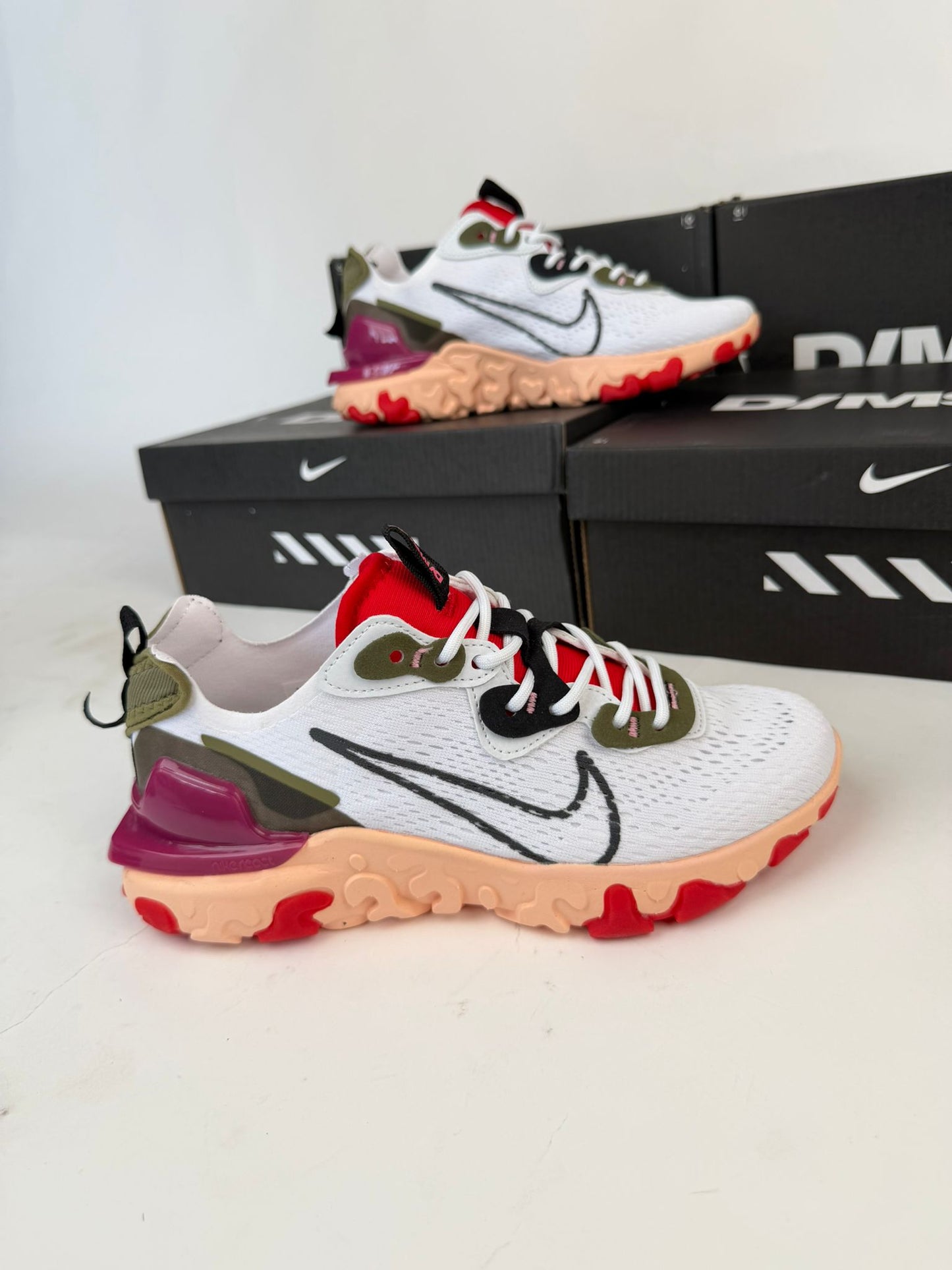 Nike react vision blancas logo negro detalles naranjas y rojos