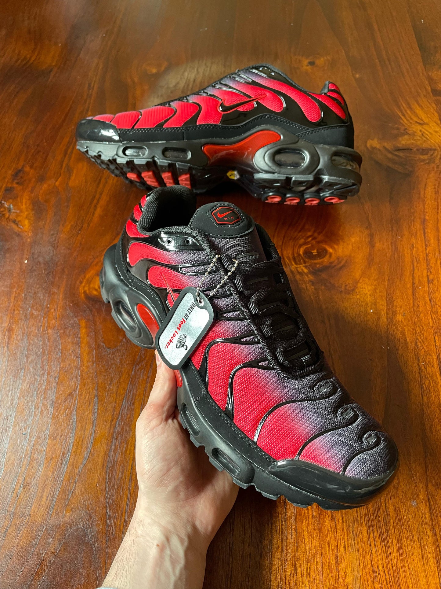 Tn rojas y negras logo negro