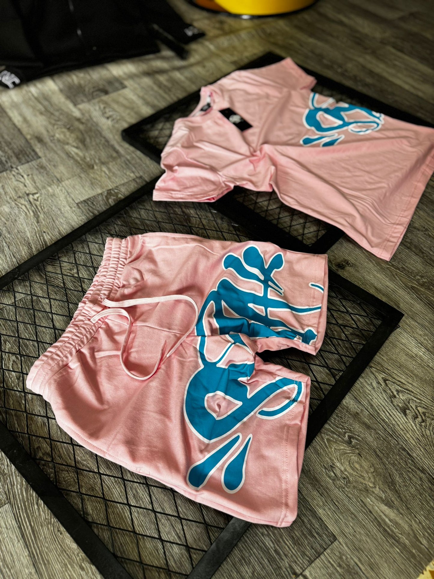 Conjunto corto syna rosa logo azul contorno blanco