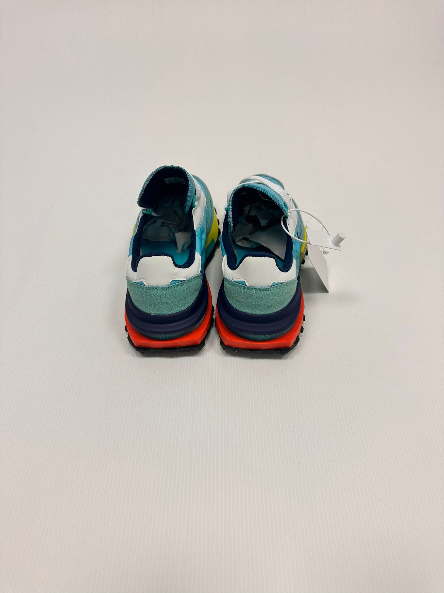 Zapatillas Lacoste azul detalles naranjas y amarillas