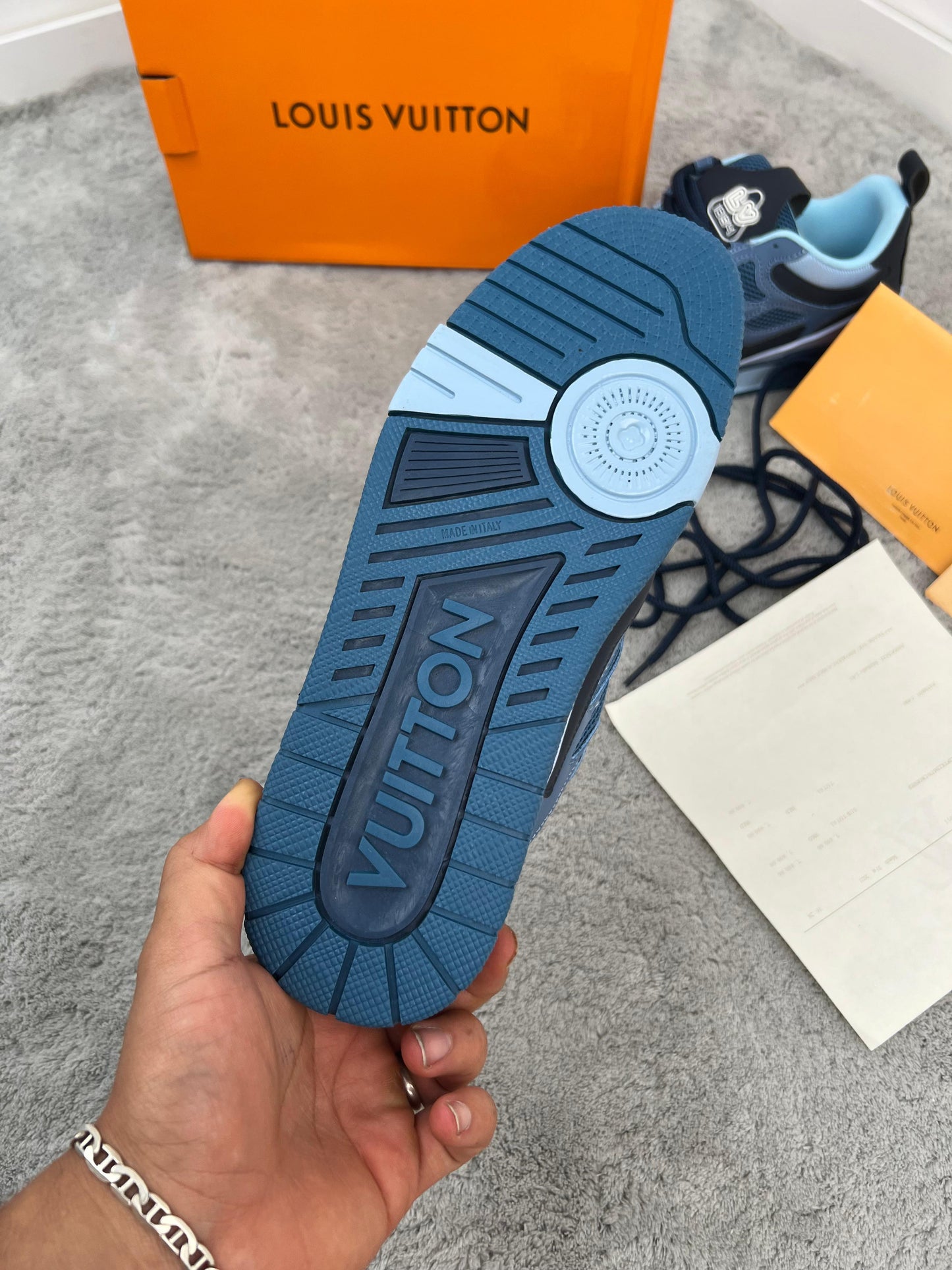 Louis vuitton SKATE 2025 azules detalles negros logo blanco