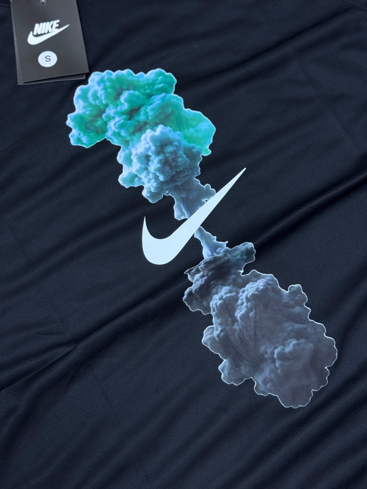 Conjunto corto nike negro logo blanco detalles humos