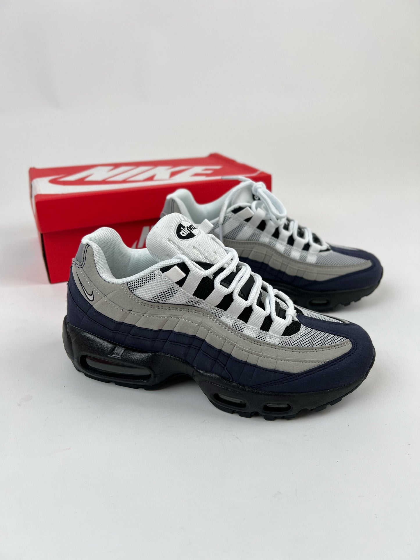 Air max 95 gris azul marino logo blanco contorno negro
