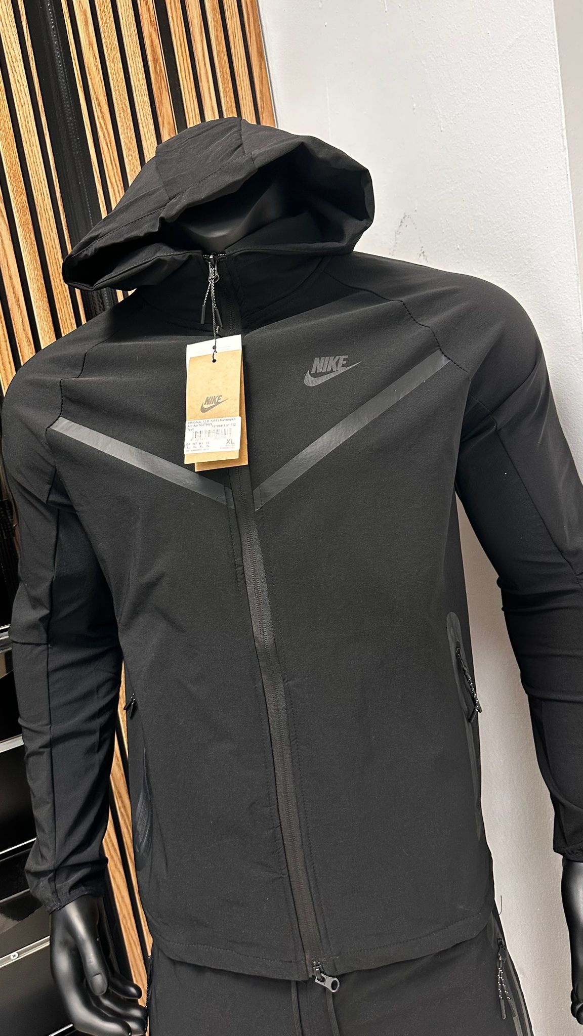 Chandal Nike Tech negro lineas negras