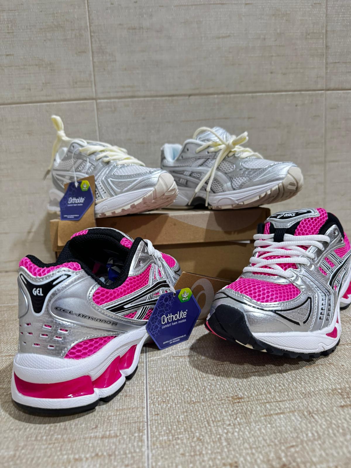 Asics rosas logo negro detalles plateados
