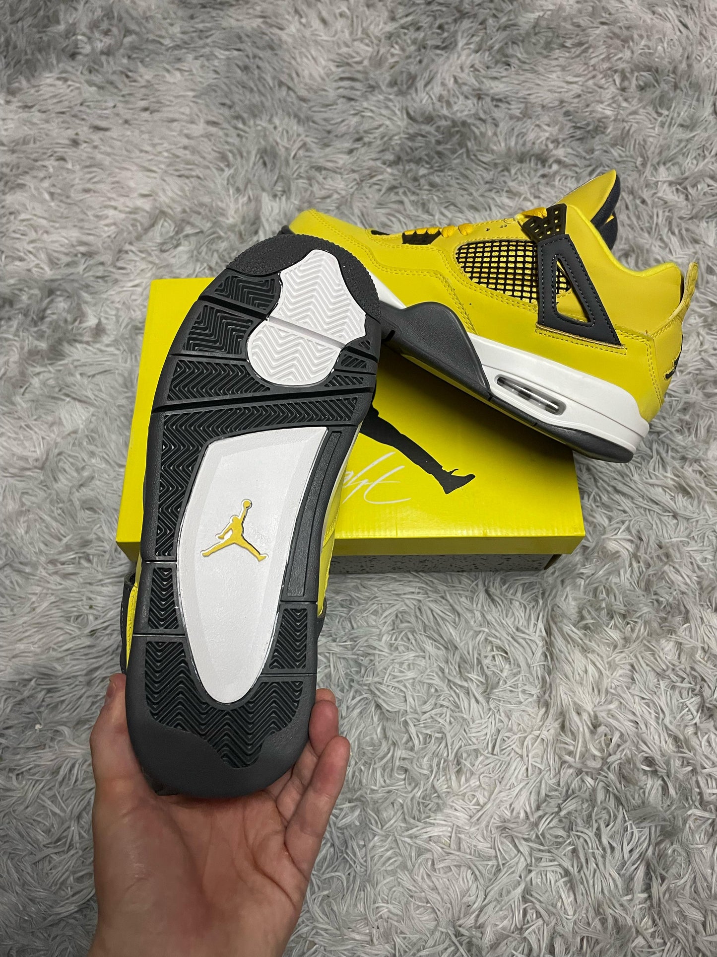 JORDAN 4 AMARILLAS DETALLES NEGROS LOGO BLANCO