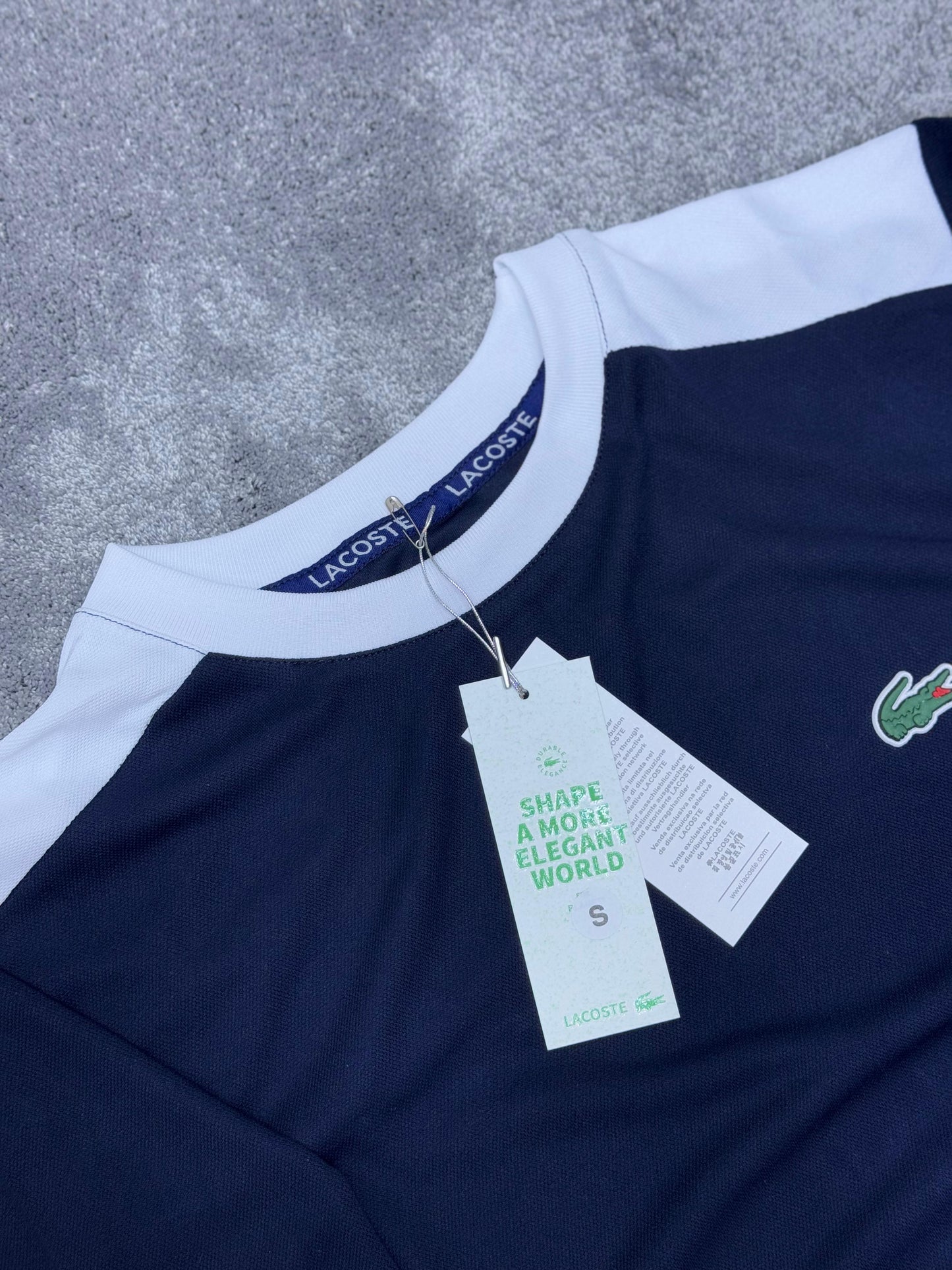 Conjunto corto lacoste azul marino logo verde detalles blancos