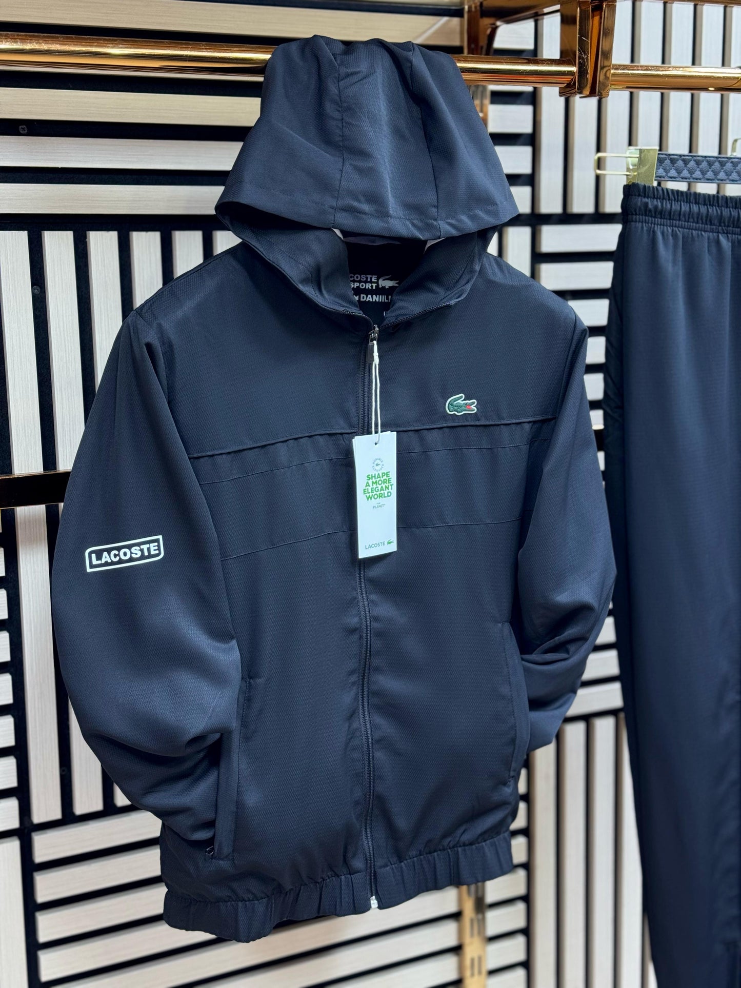 Chándal Lacoste negro logo verde detalles blancos