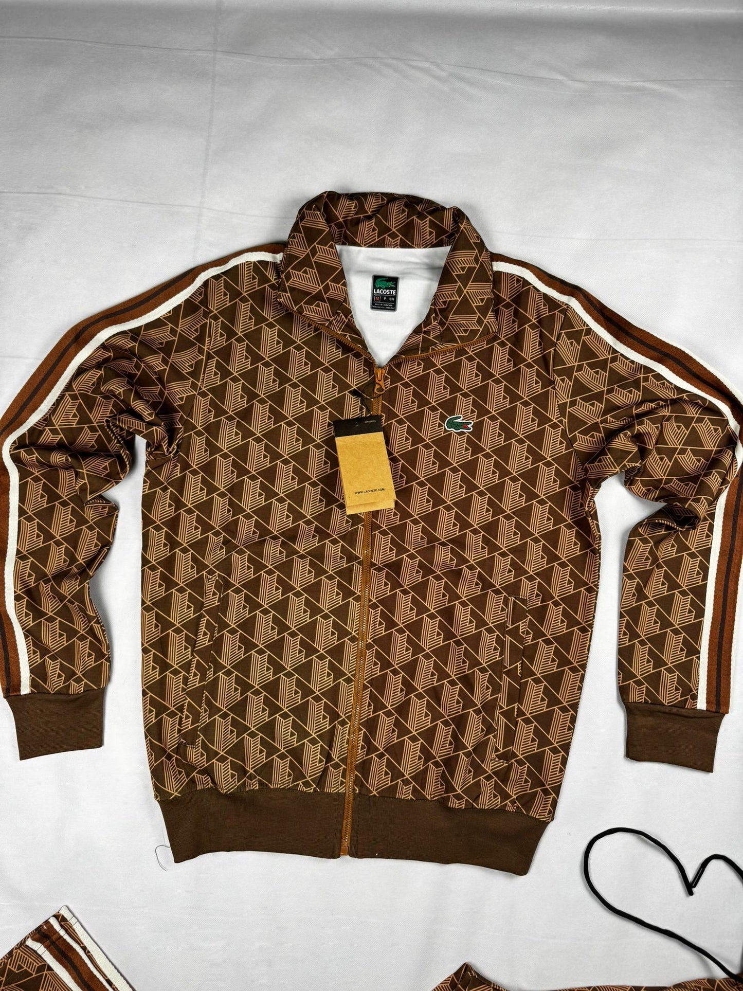 Chandal lacoste marron logo verde lineas negras