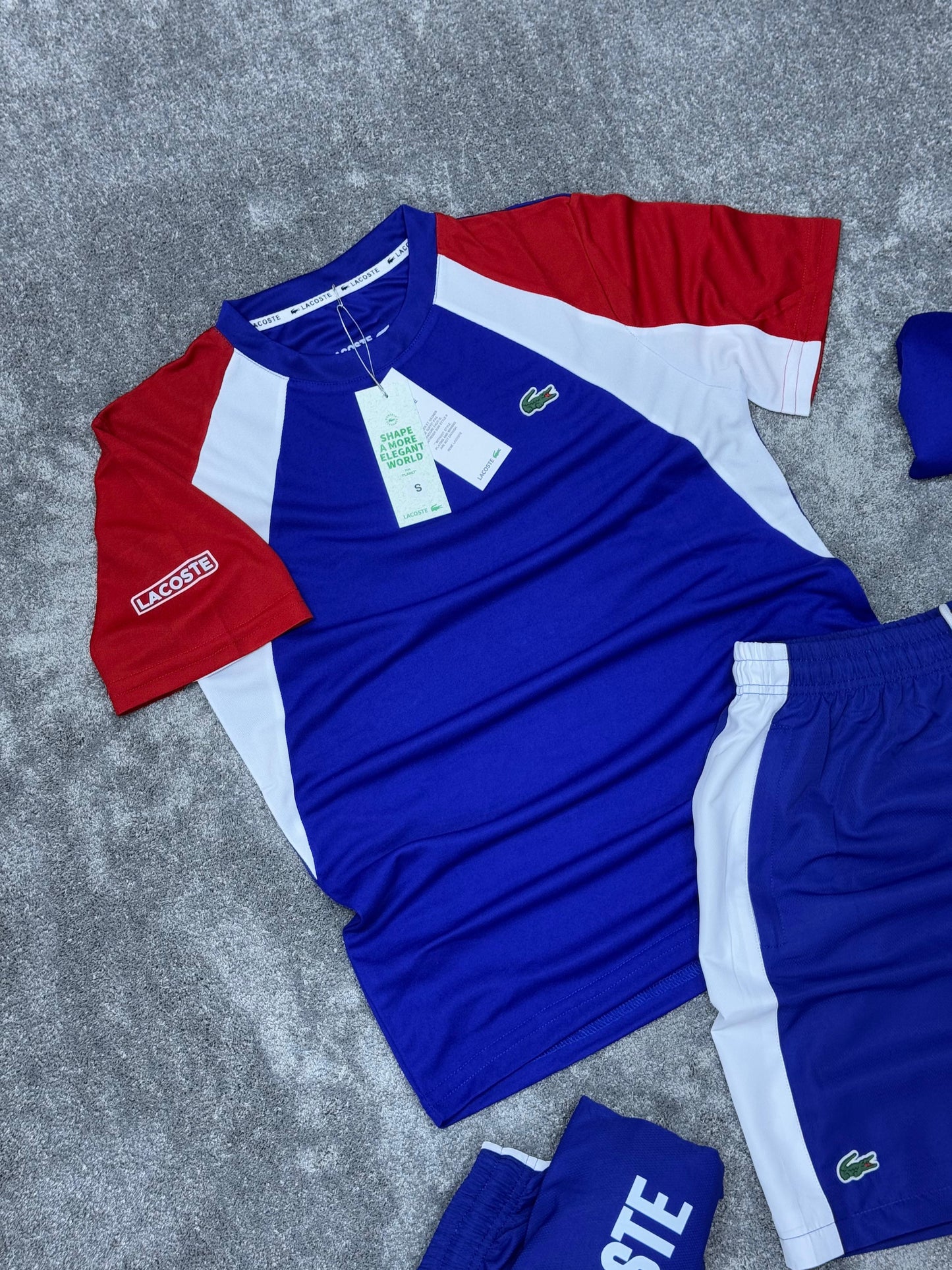 Conjunto corto lacoste azul logo verde detalles rojos