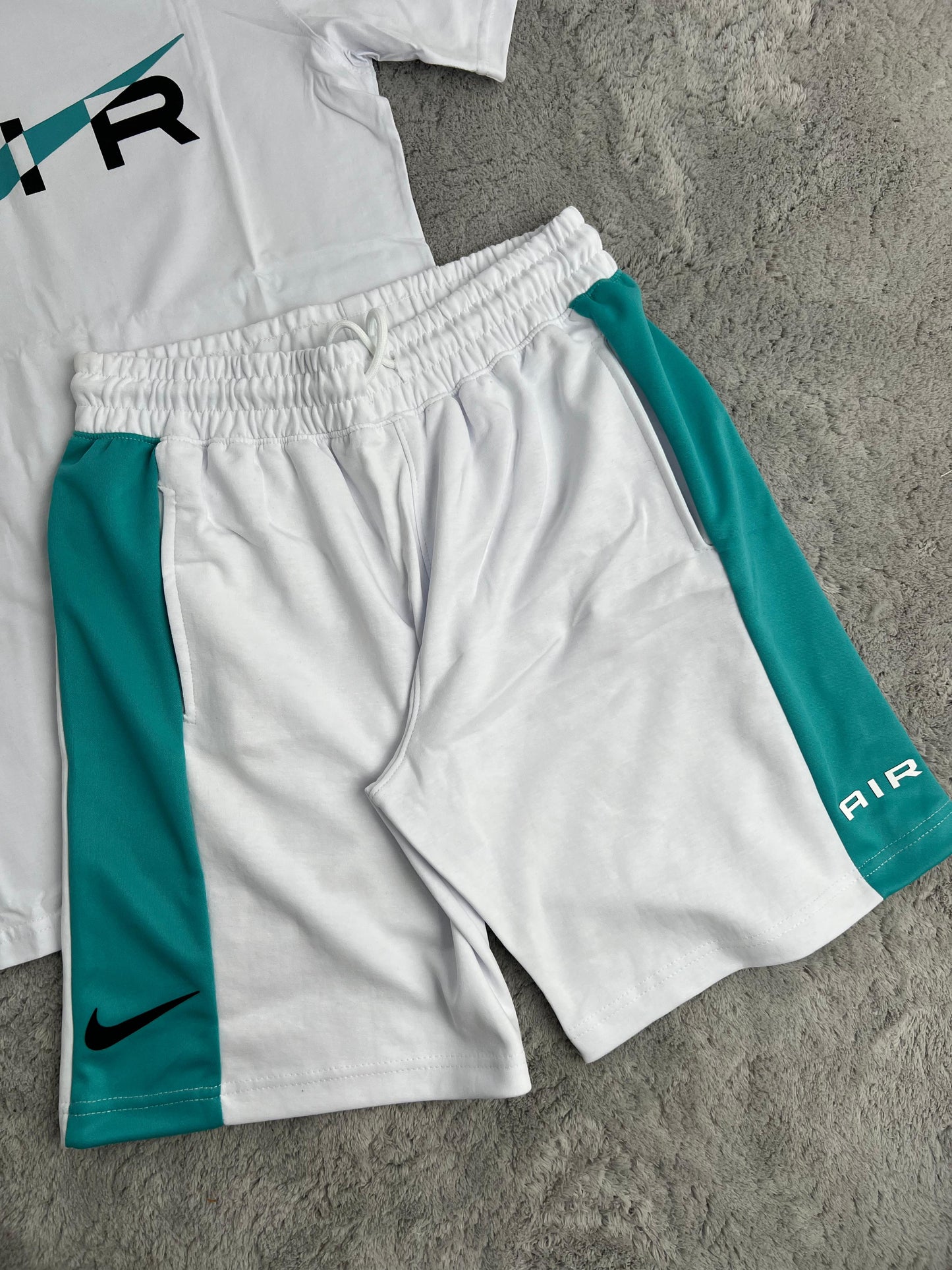 Conjunto corto nike blanco logo azul detalles negros