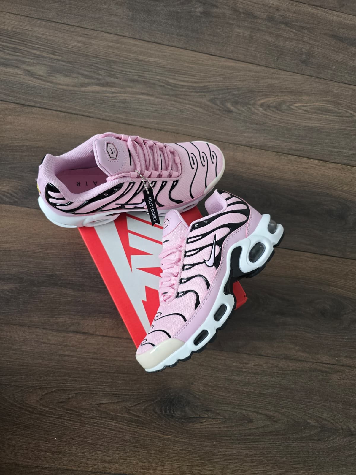 Tn rosa líneas negras