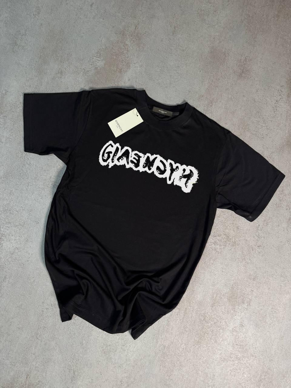 Camiseta Givenchy negro logo negro contorno blanco