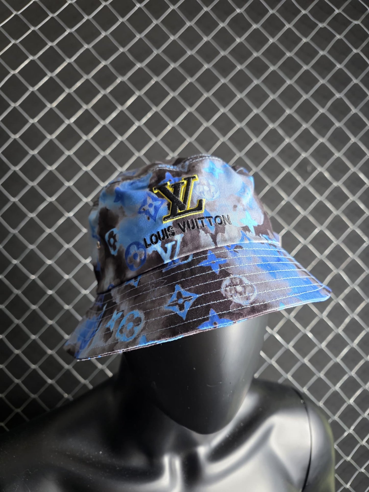 Gorro LV negro y azul logo negro detalles amarillos