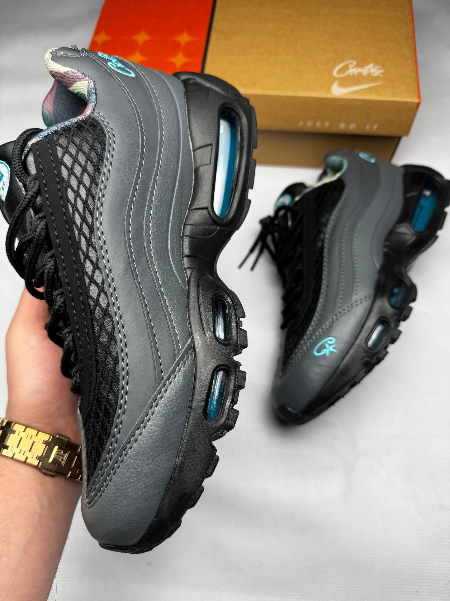 Air max 95 grises x Corteiz logo azul