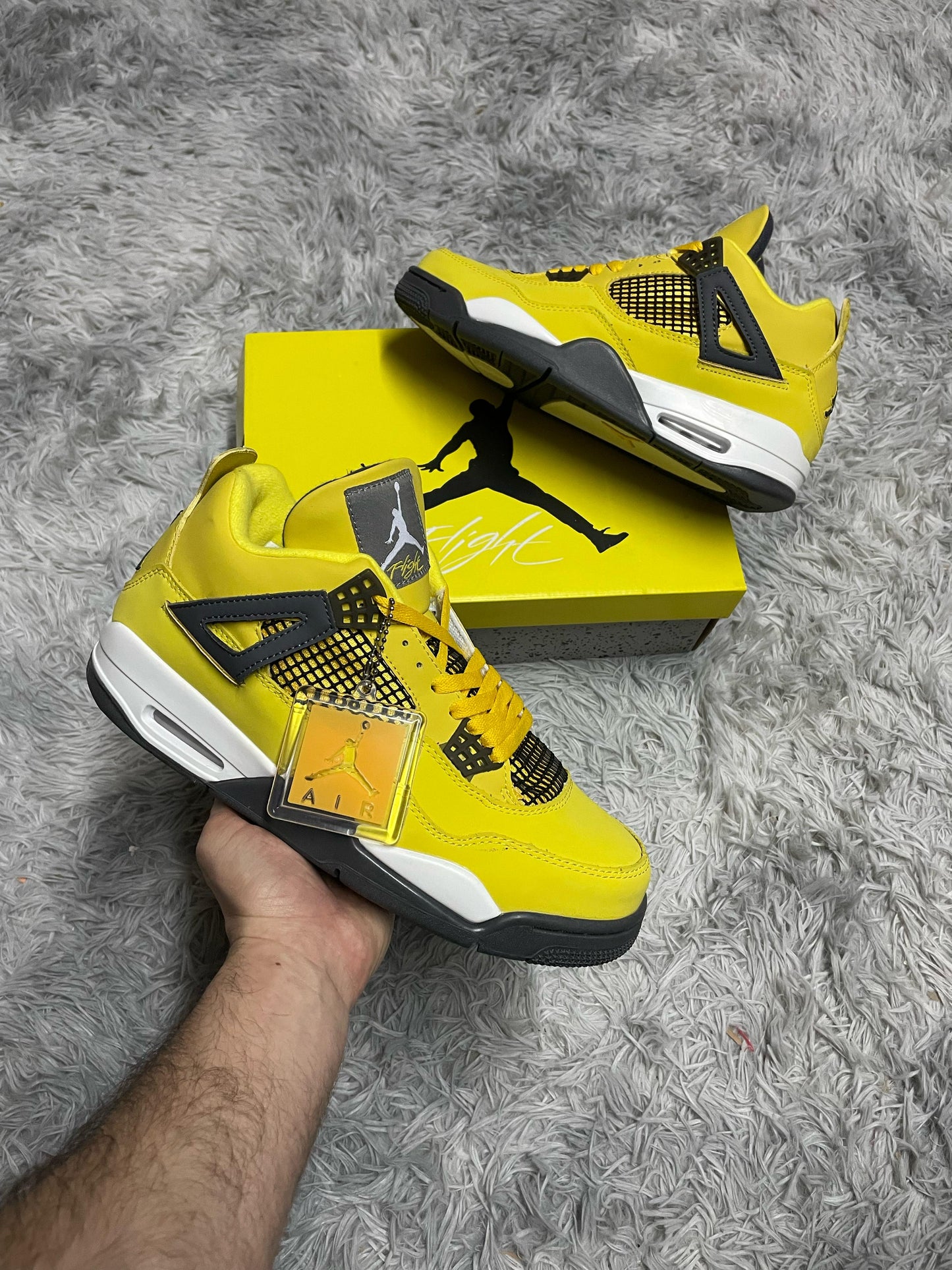 JORDAN 4 AMARILLAS DETALLES NEGROS LOGO BLANCO