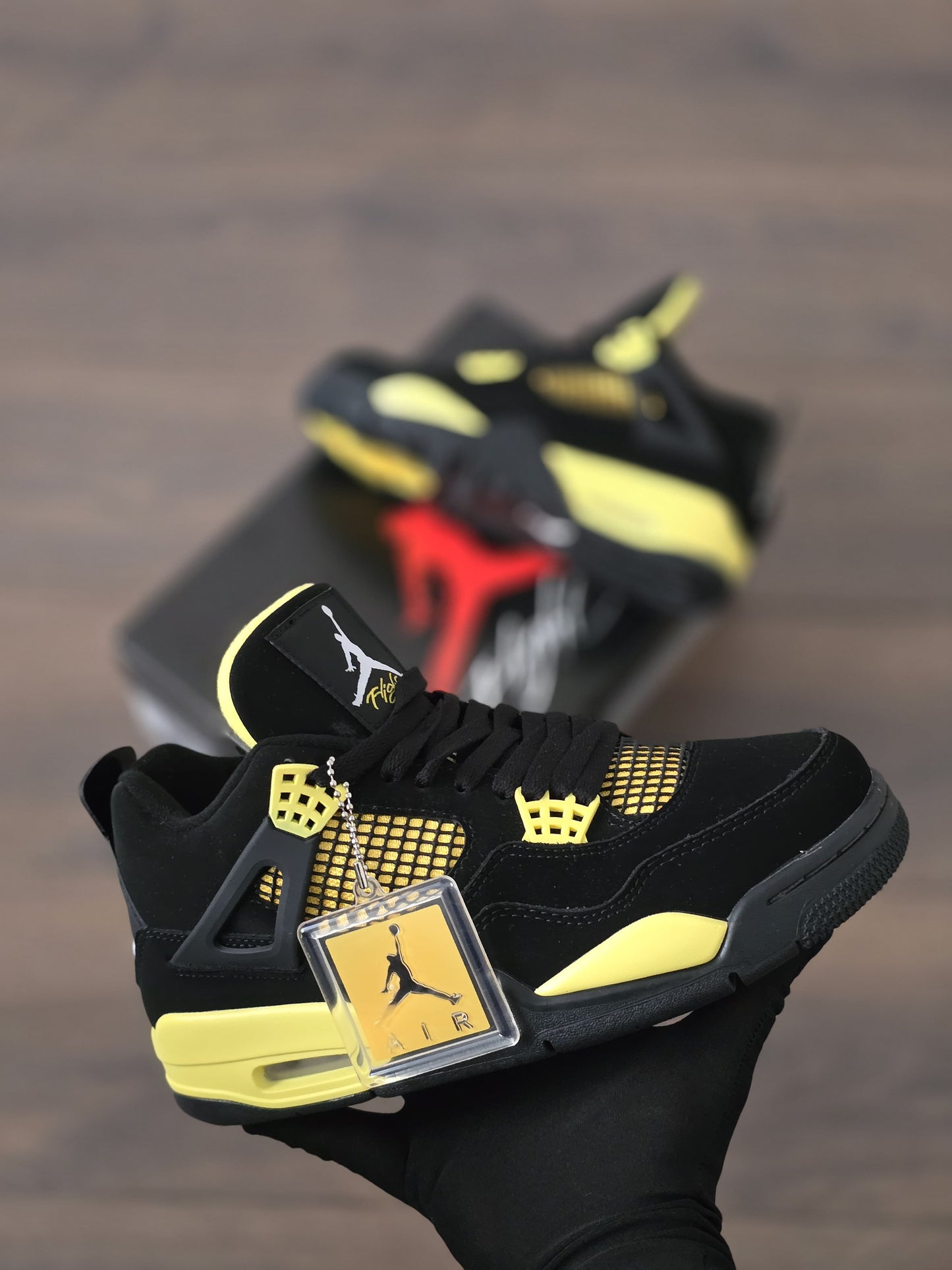 Jordan 4 negra suela amarilla