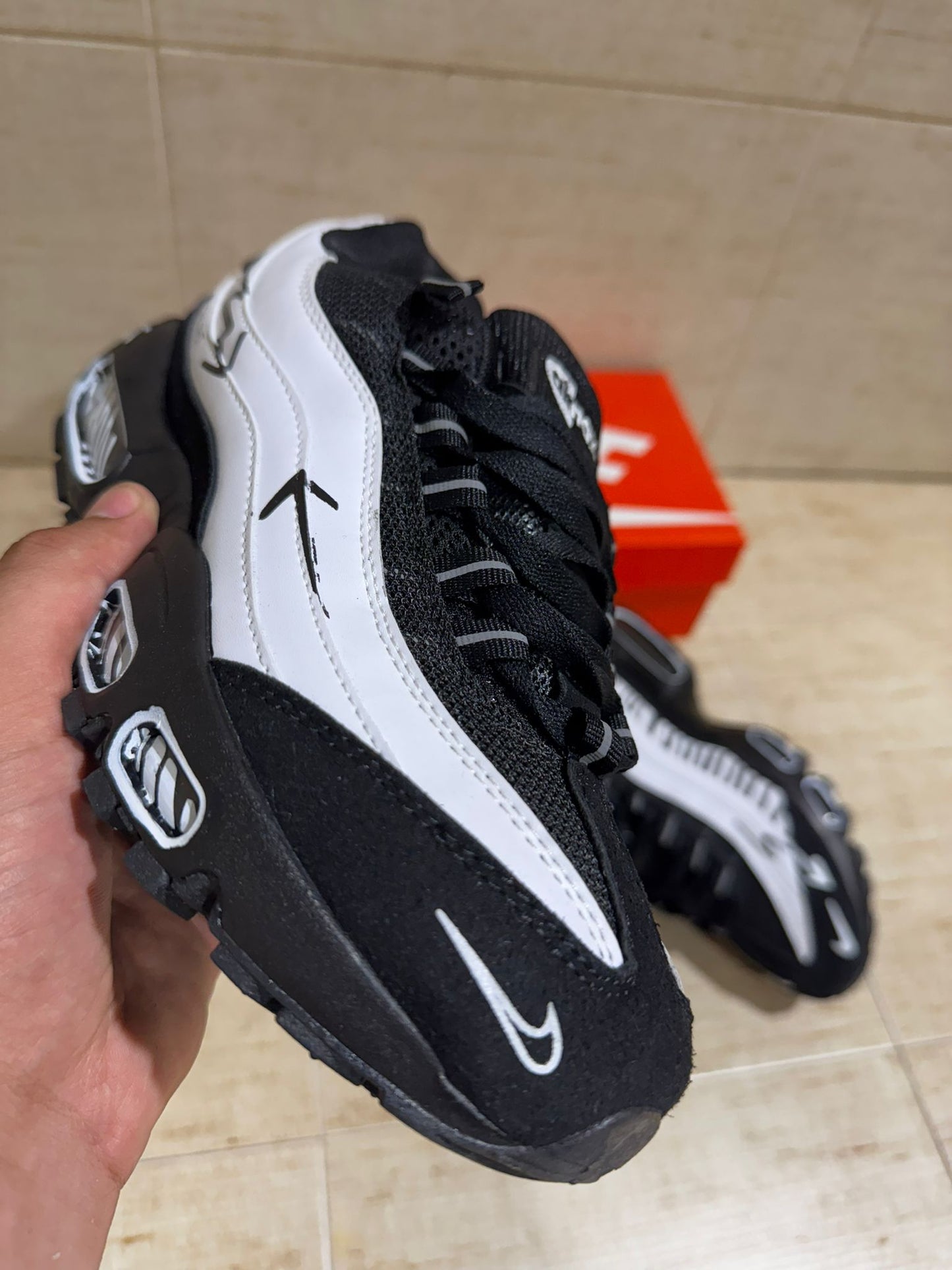 Air max 95 blancas detalles grises y negro