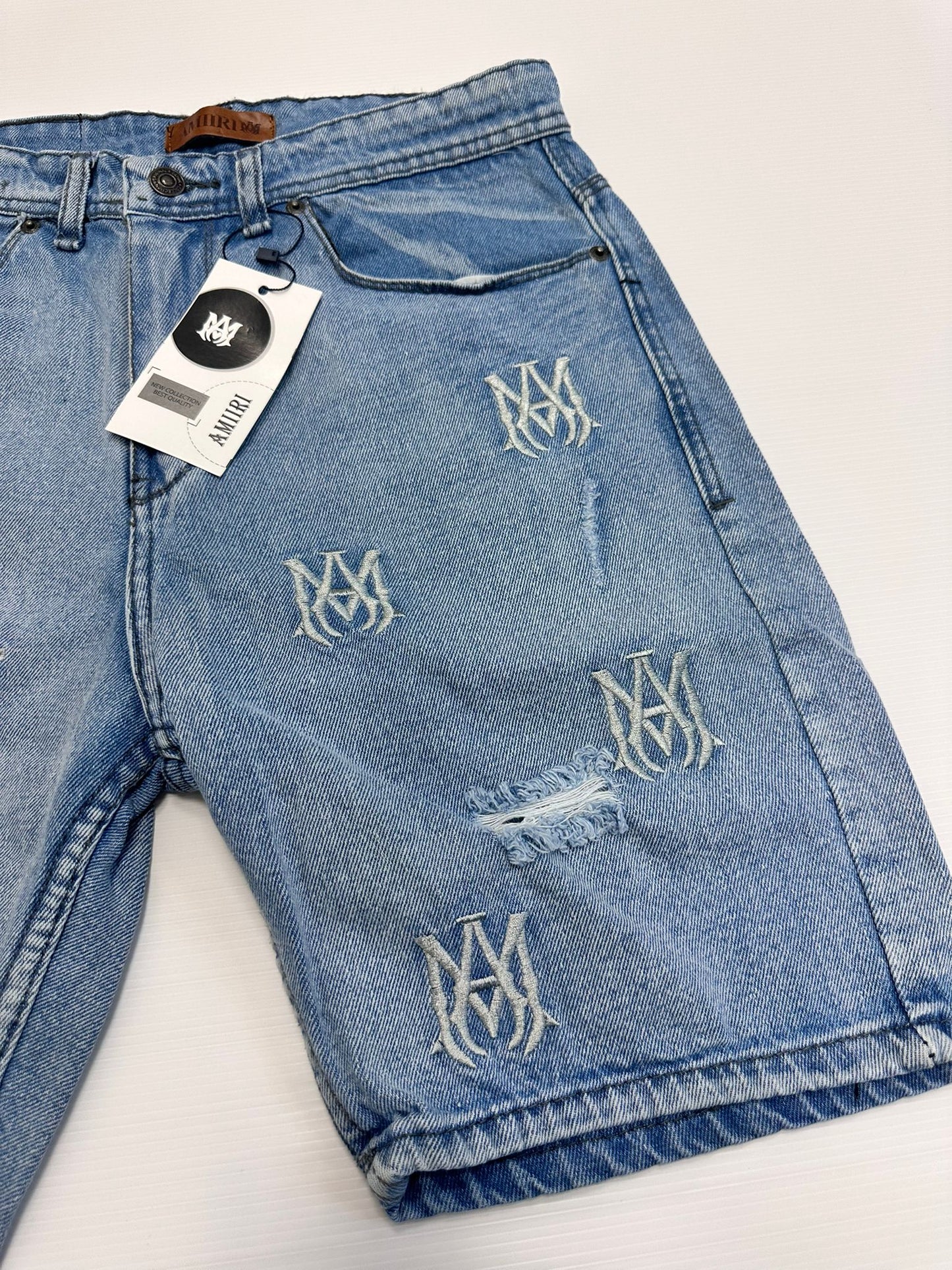 Pantalon corto amiri logos blancos