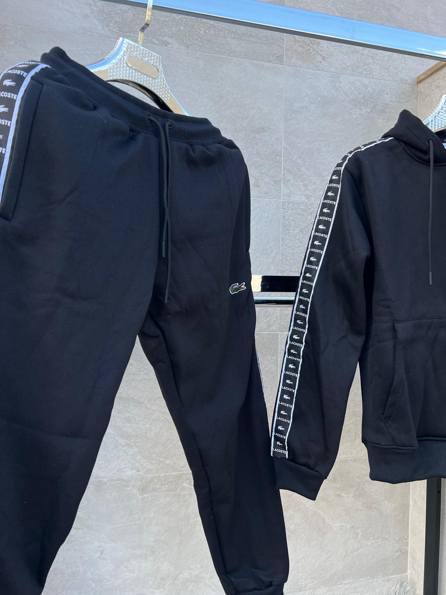 Chandal Lacoste negro lineas laterales