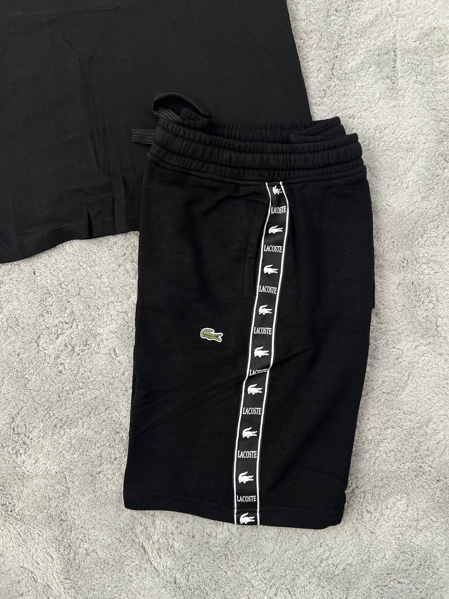 Conjunto corto lacoste negro logo verde lineas blancas