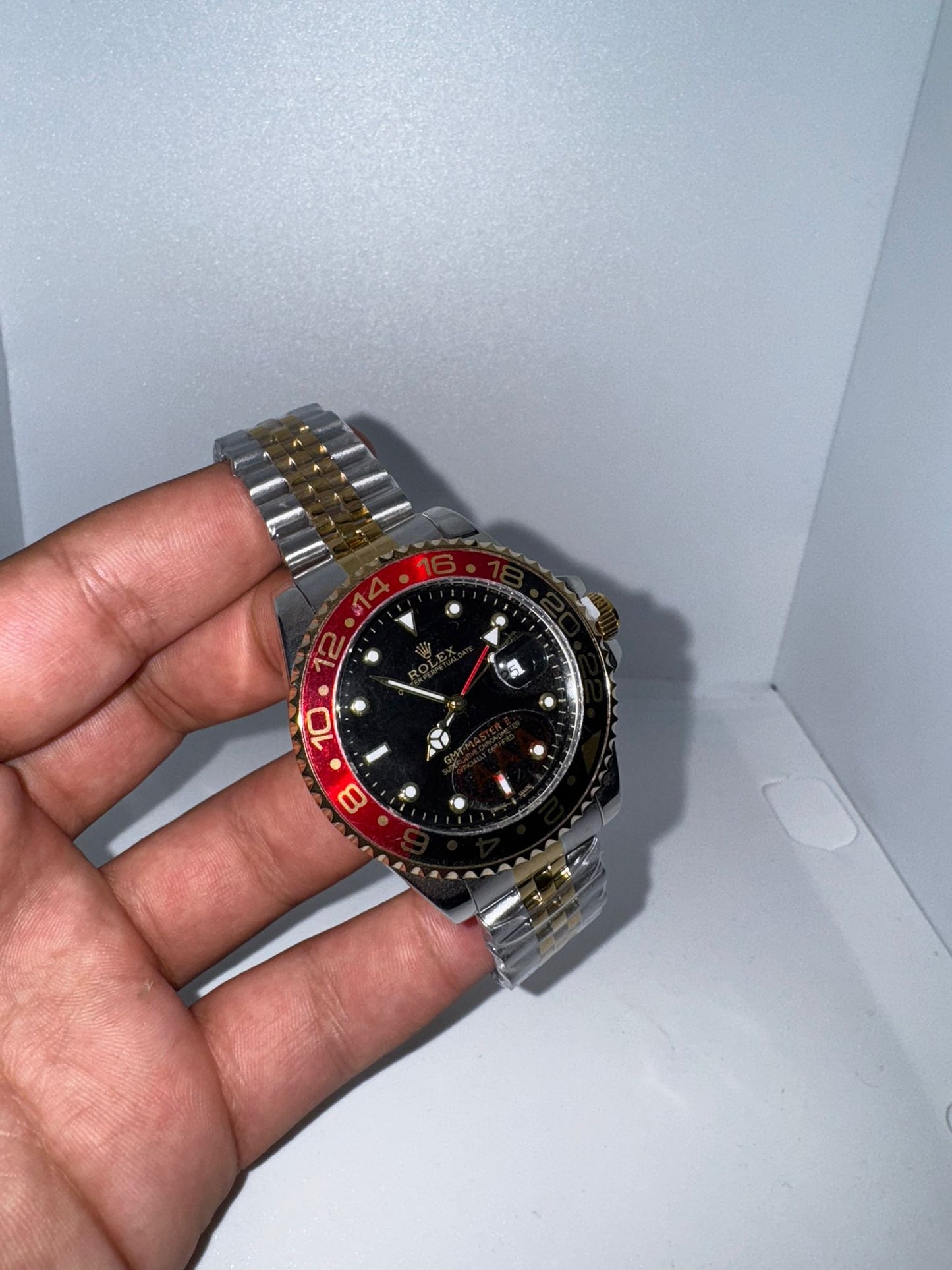 RELOJ ROLEX NEGRO DETALLES ROJOS Y DORADO Y PLATEADO